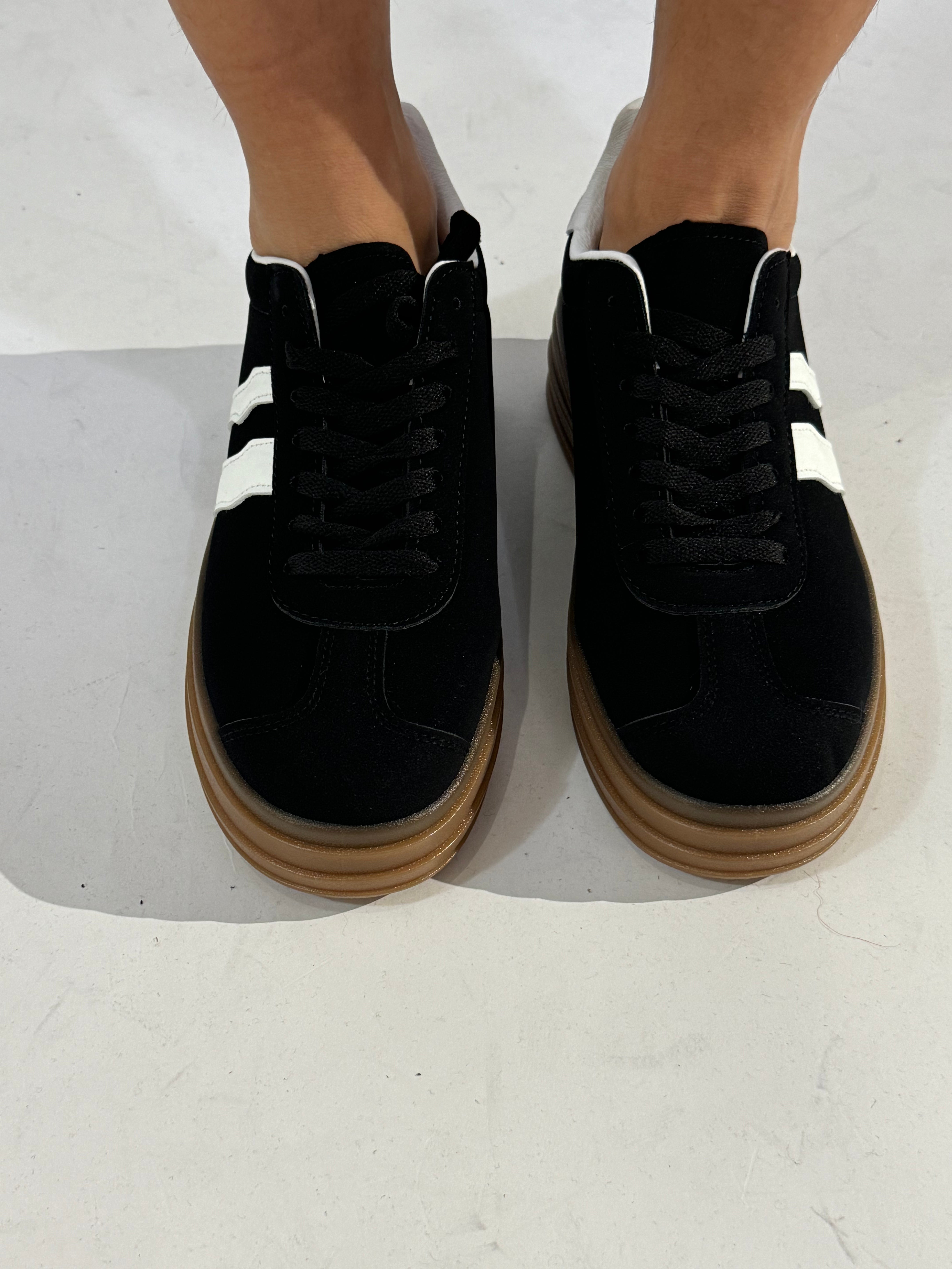 Sneakers con bande laterali e suola platform