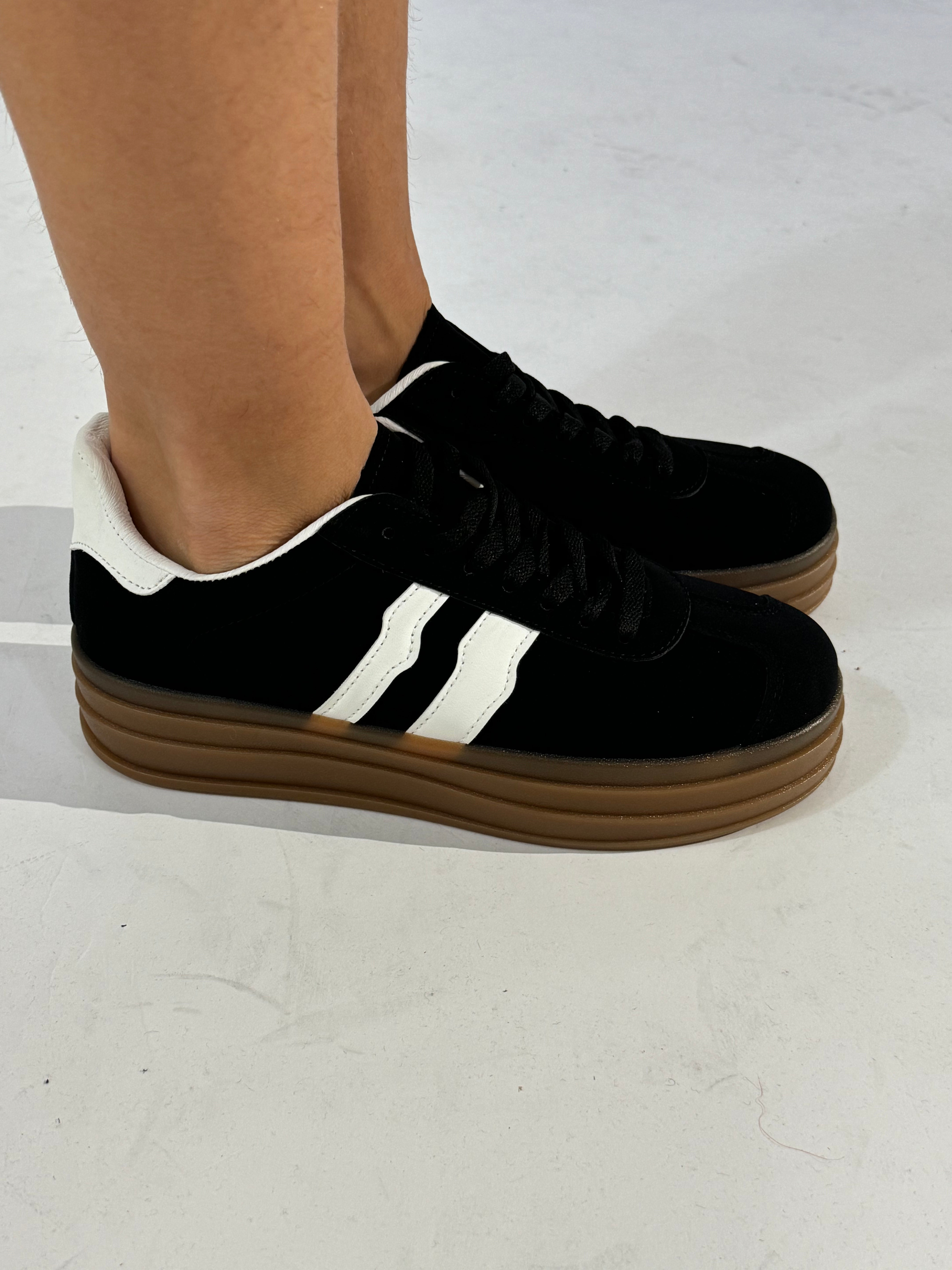 Sneakers con bande laterali e suola platform