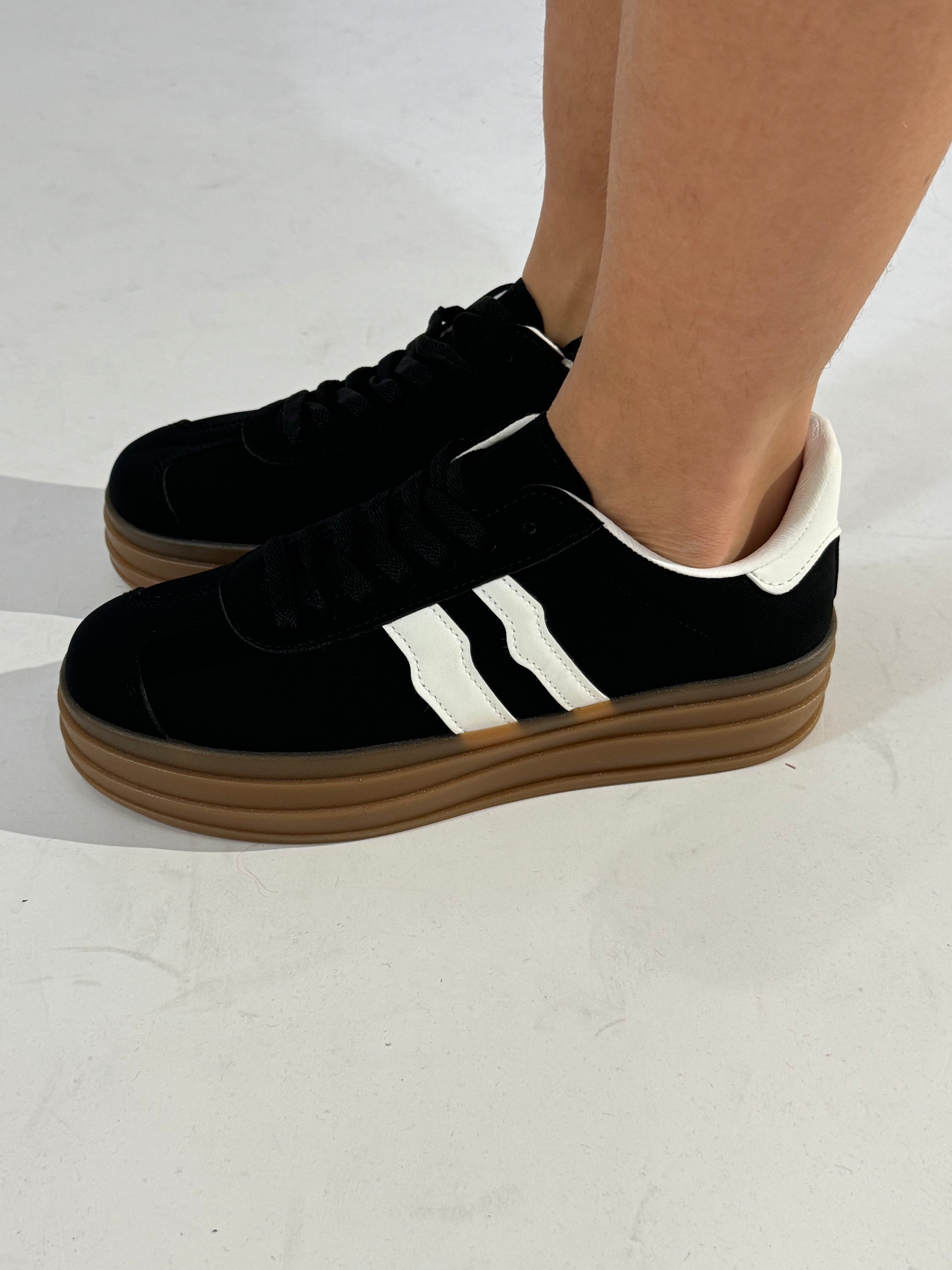 Sneakers con bande laterali e suola platform