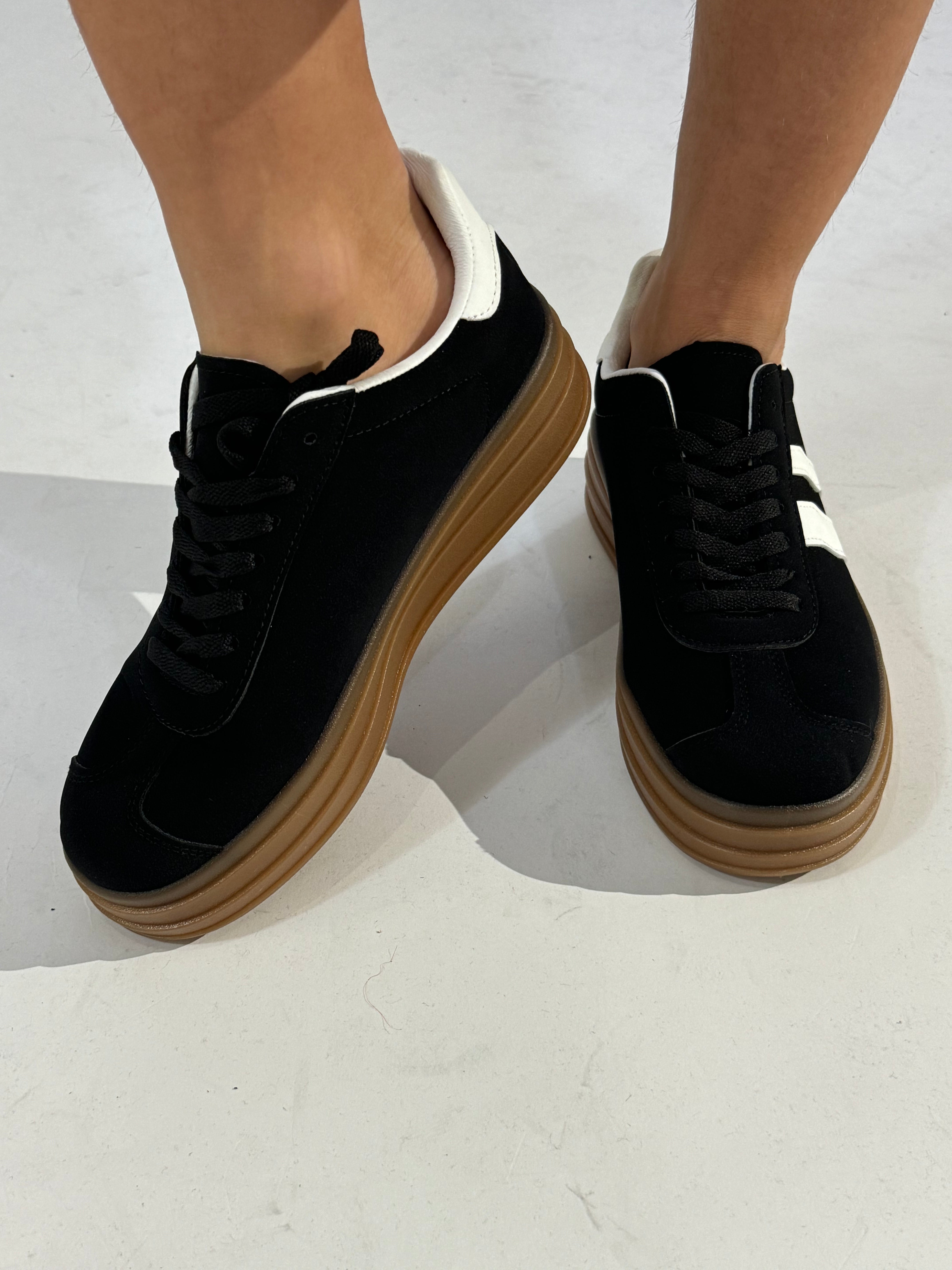 Sneakers con bande laterali e suola platform