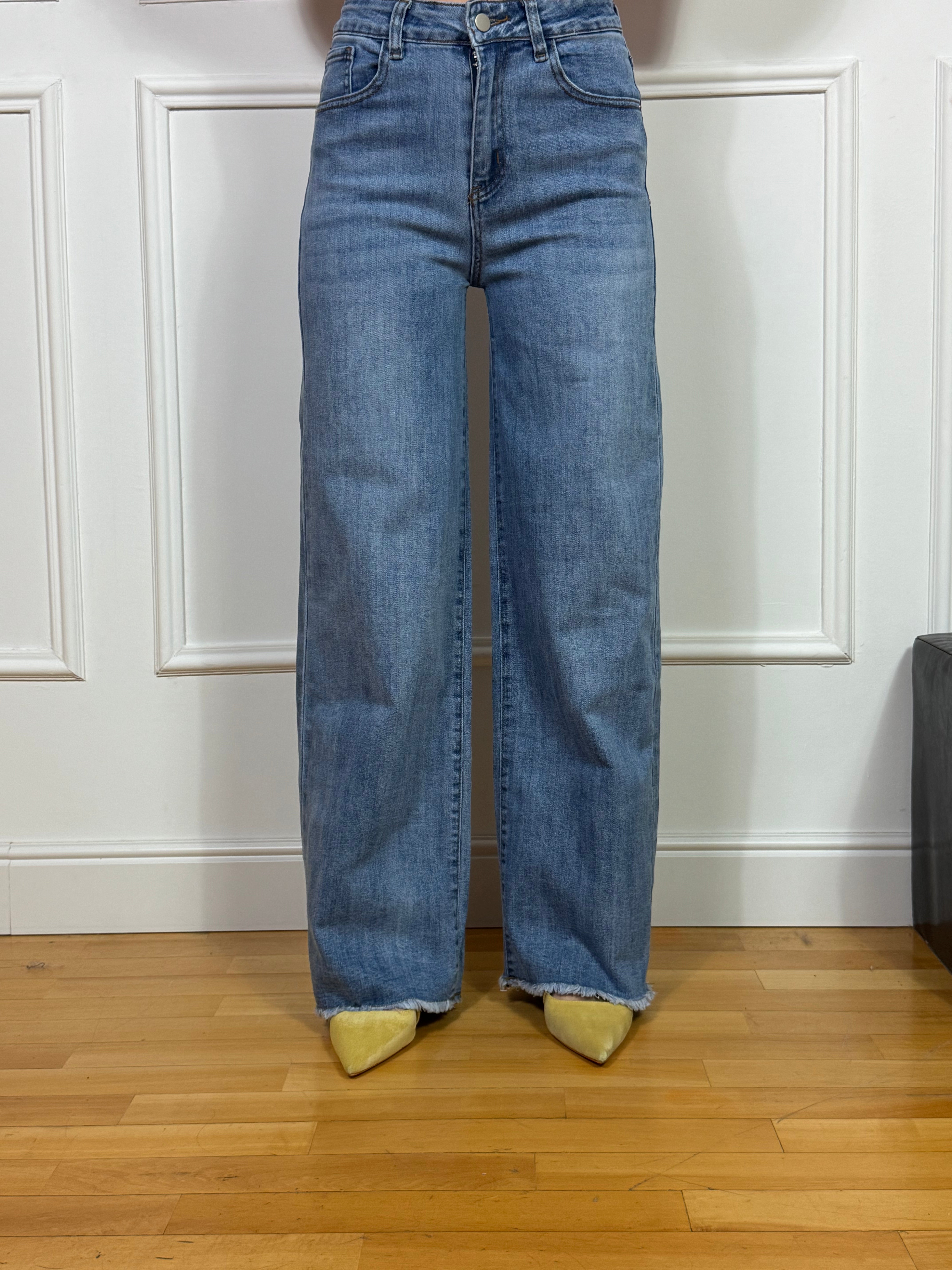 Jeans Kikisix DRITTO TAGLIO VIVO SU FONDO BLU CHIARO - SFRANGIATO IN FONDO