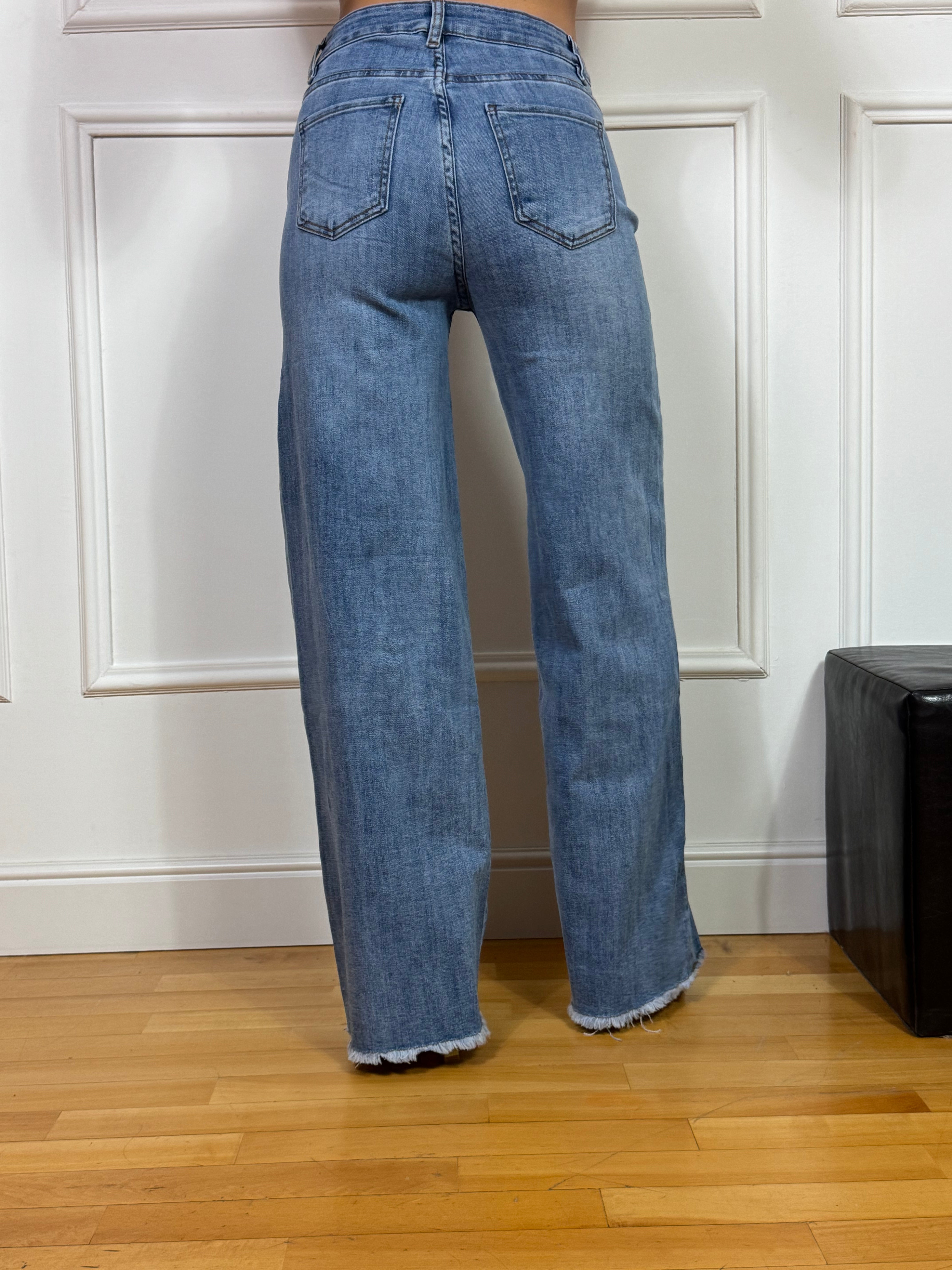 Jeans Kikisix DRITTO TAGLIO VIVO SU FONDO BLU CHIARO - SFRANGIATO IN FONDO