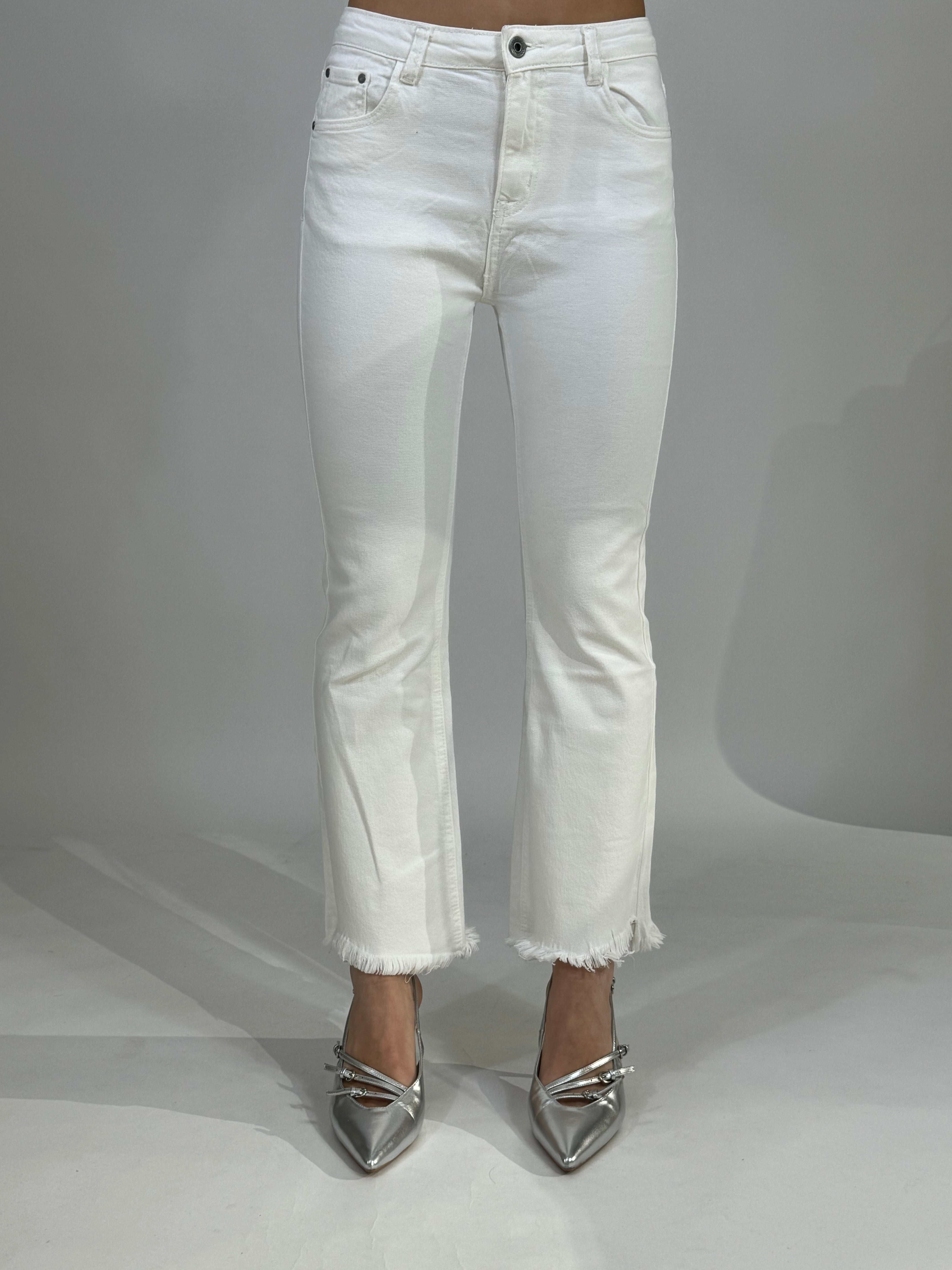 Jeans Susy Mix bianco a trombetta sfrangiato in fondo con bordo asimmetrico