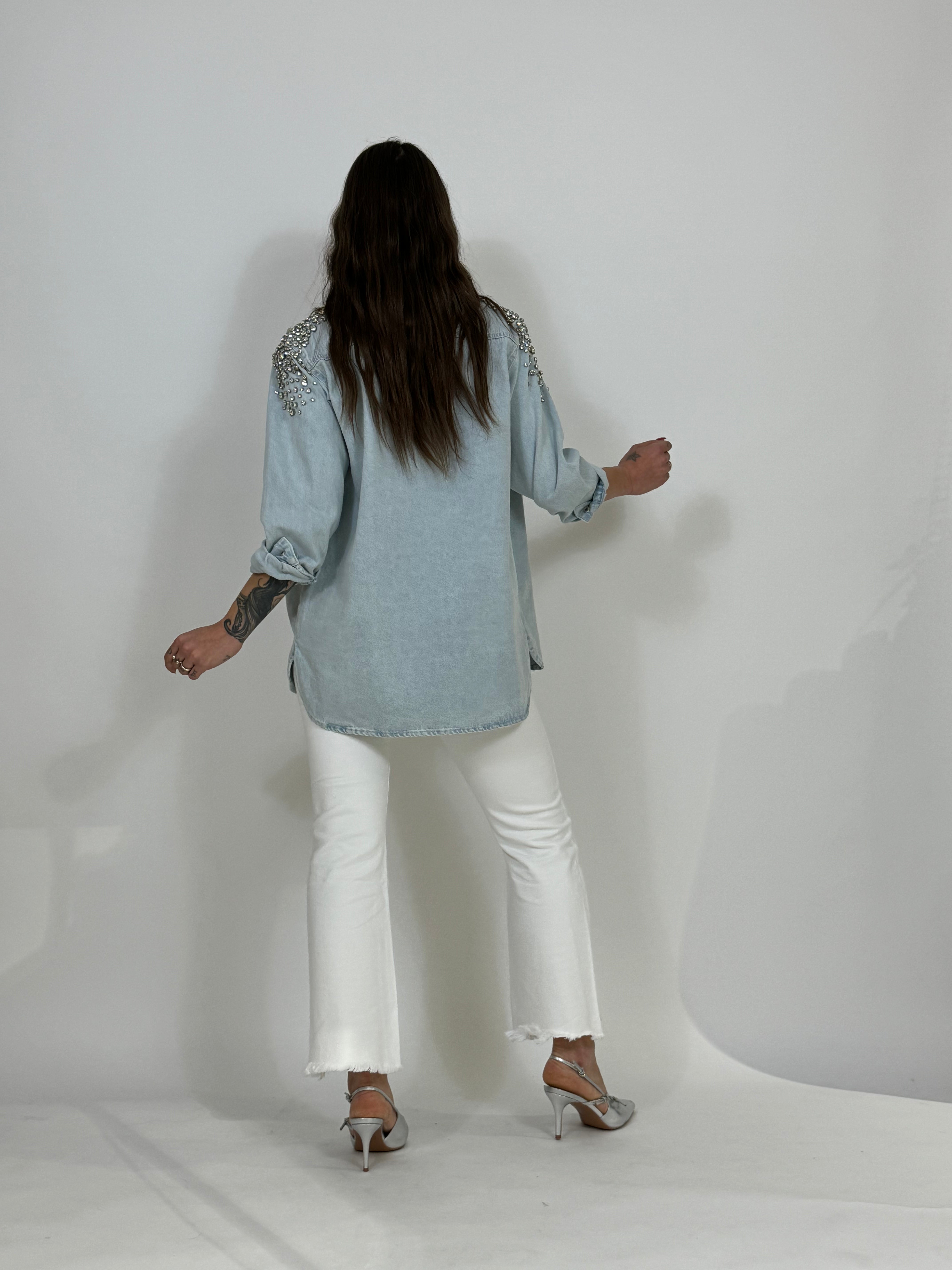 Jeans Susy Mix bianco a trombetta sfrangiato in fondo con bordo asimmetrico