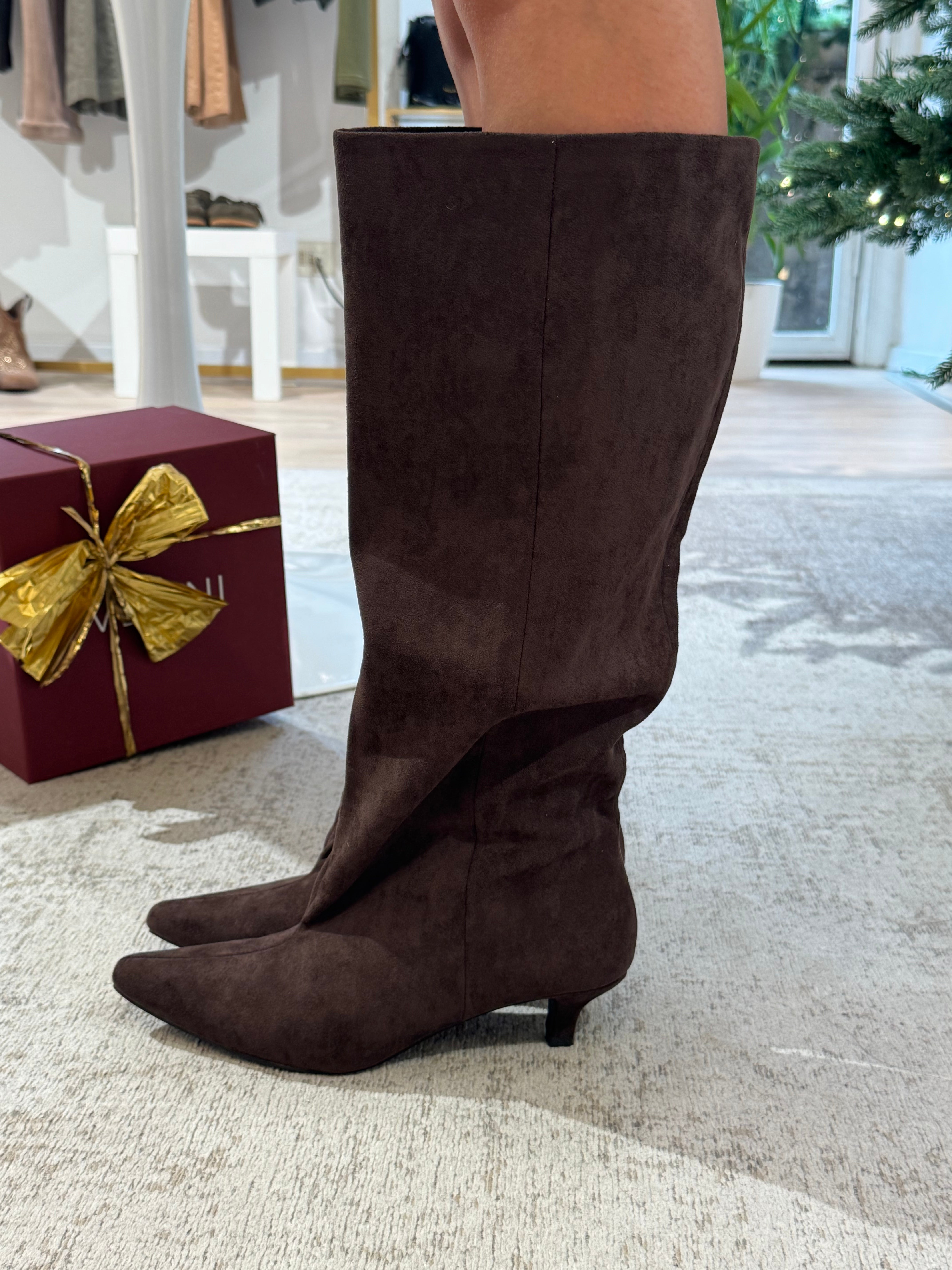 Stivale alto in ecopelle scamosciata con gambale ampio e tacchetto