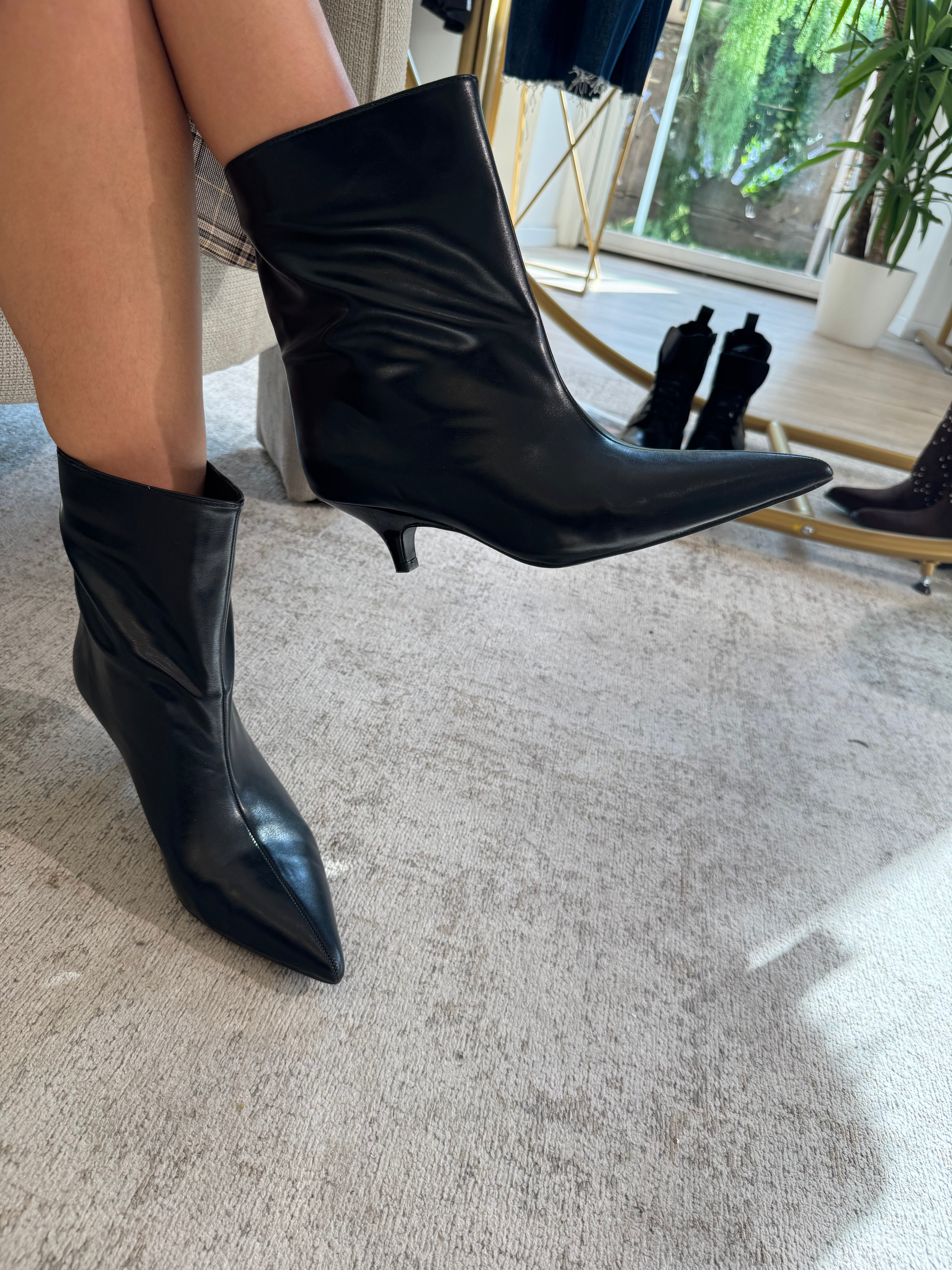 Stivaletto basso in ecopelle con microtacco e gambale ampio