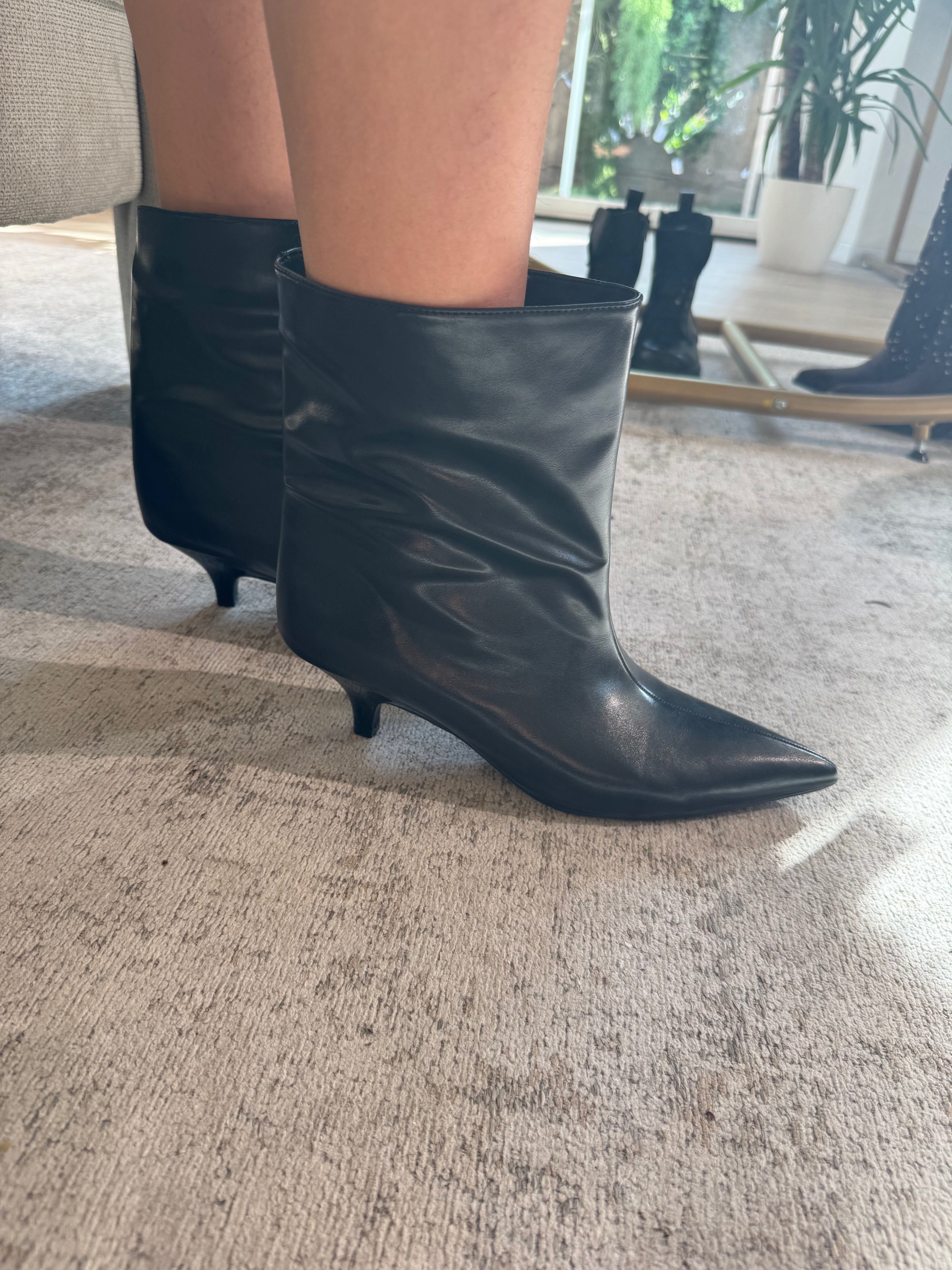 Stivaletto basso in ecopelle con microtacco e gambale ampio