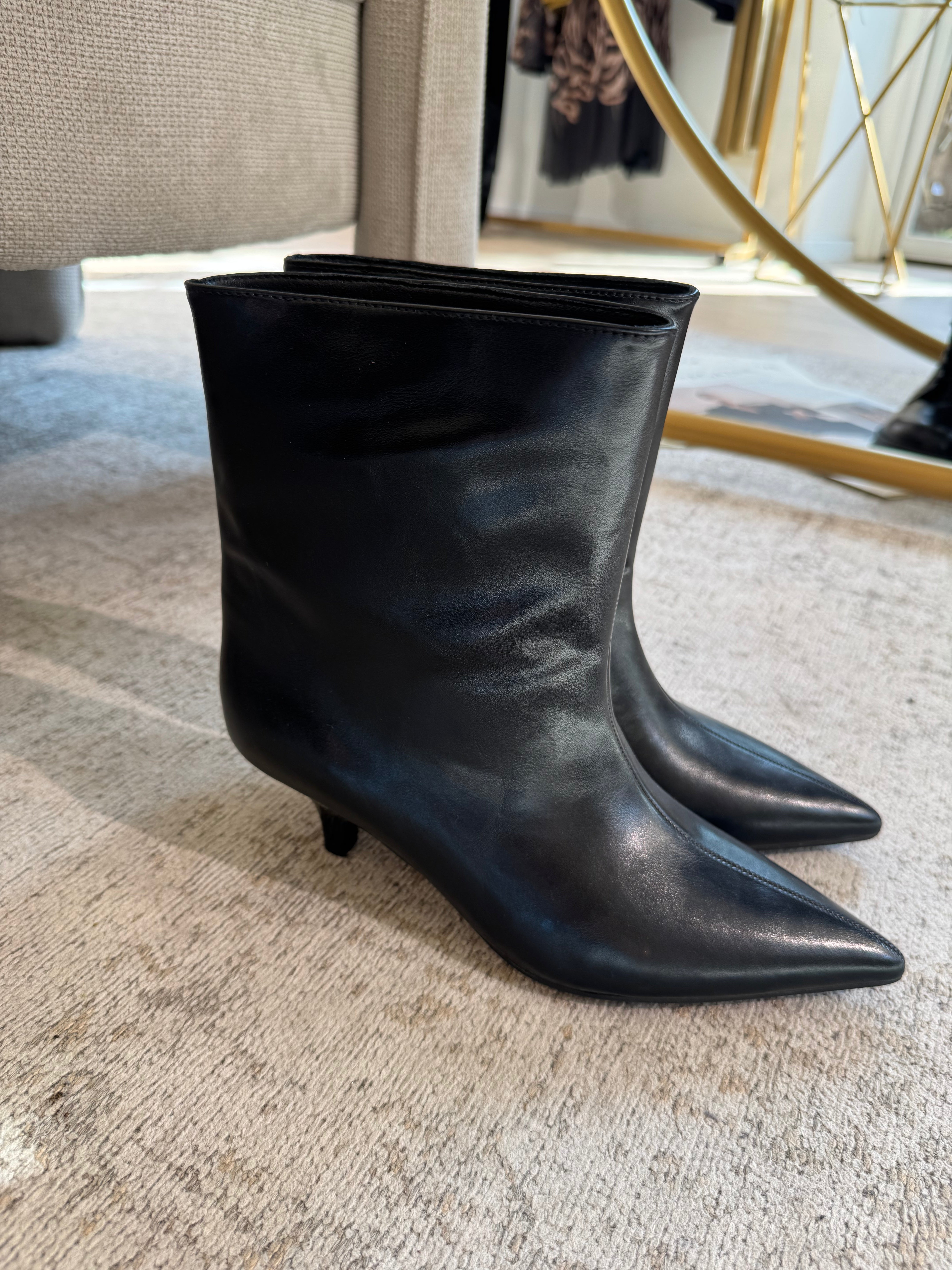 Stivaletto basso in ecopelle con microtacco e gambale ampio