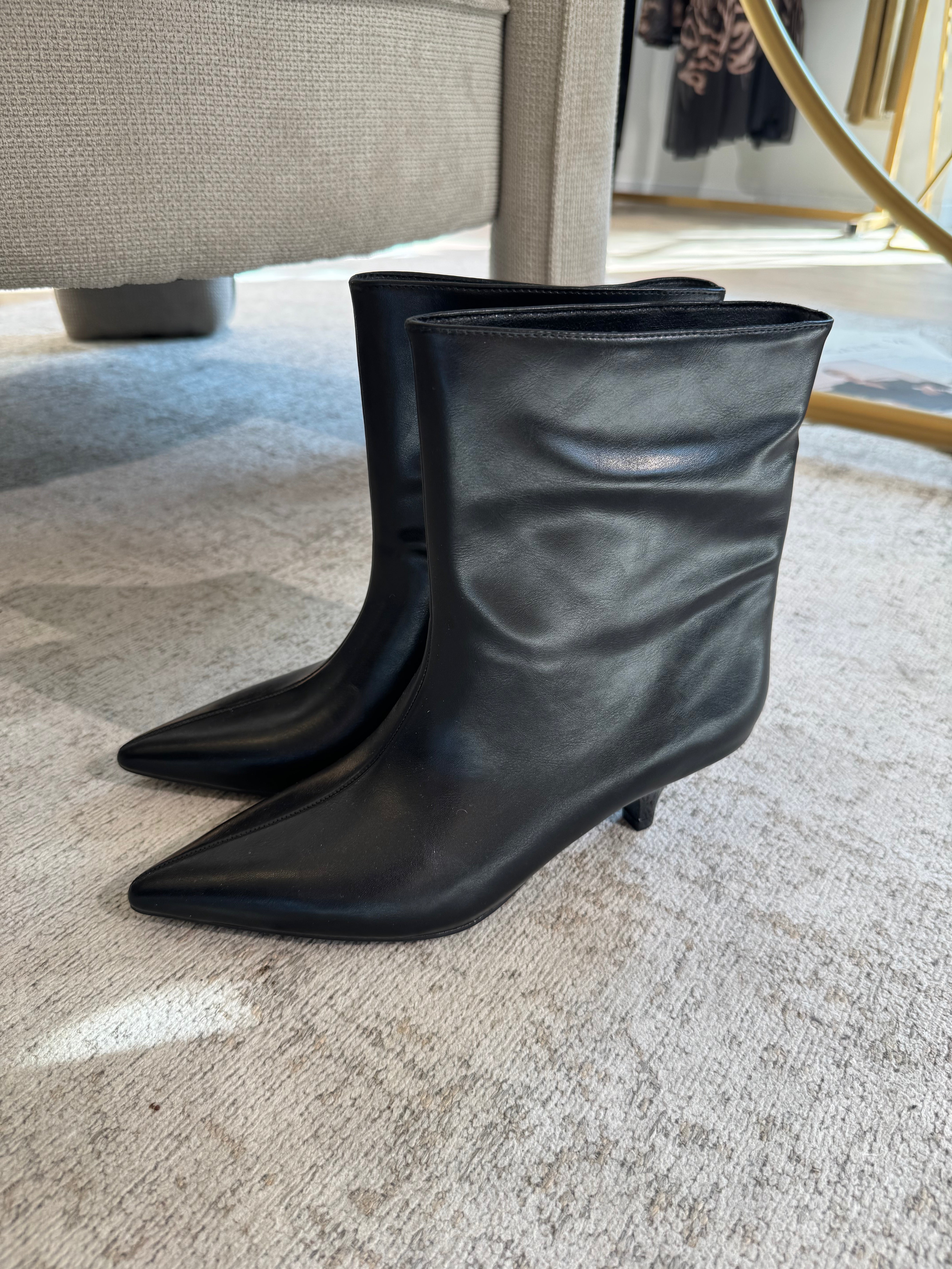 Stivaletto basso in ecopelle con microtacco e gambale ampio