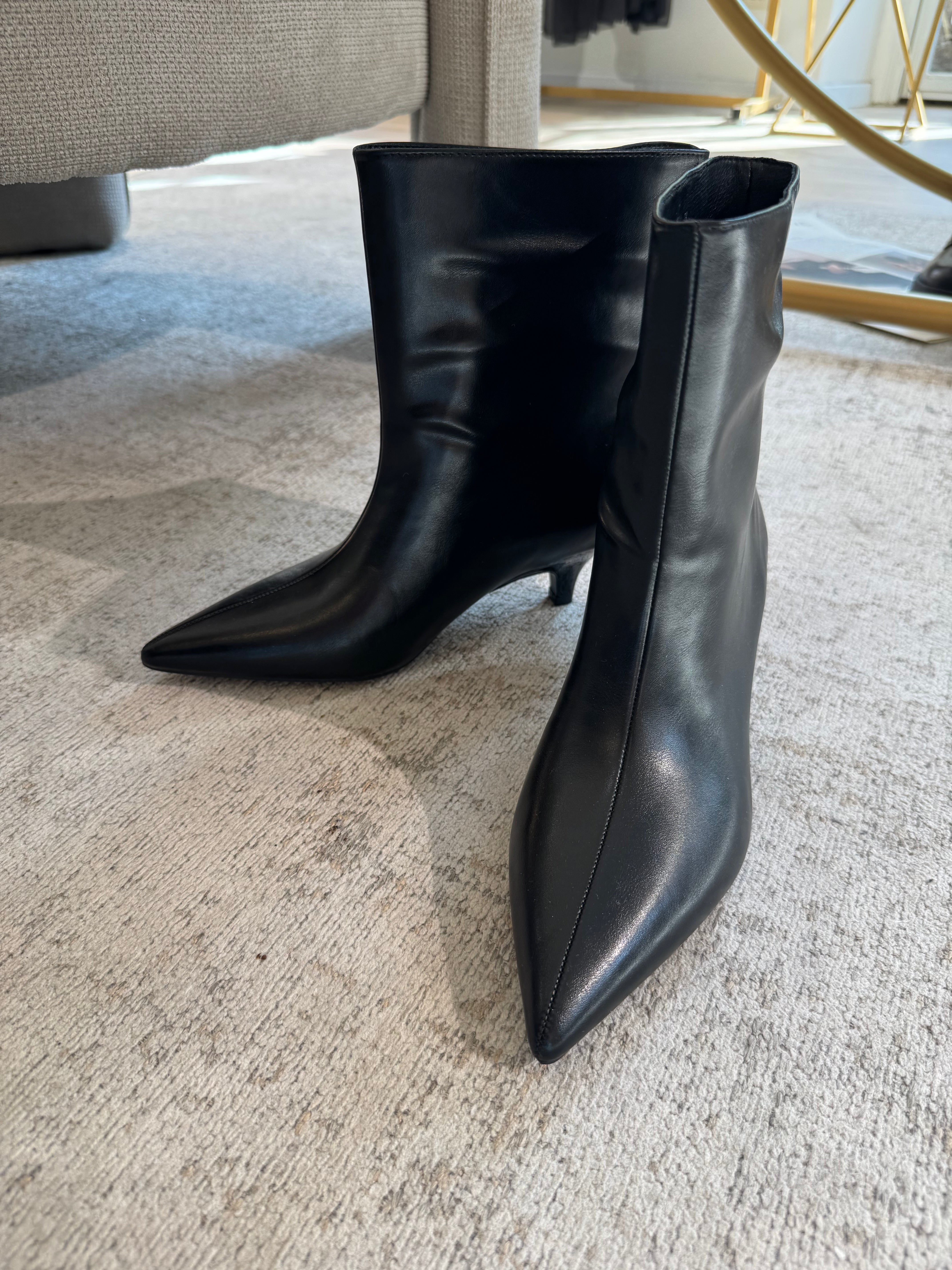 Stivaletto basso in ecopelle con microtacco e gambale ampio