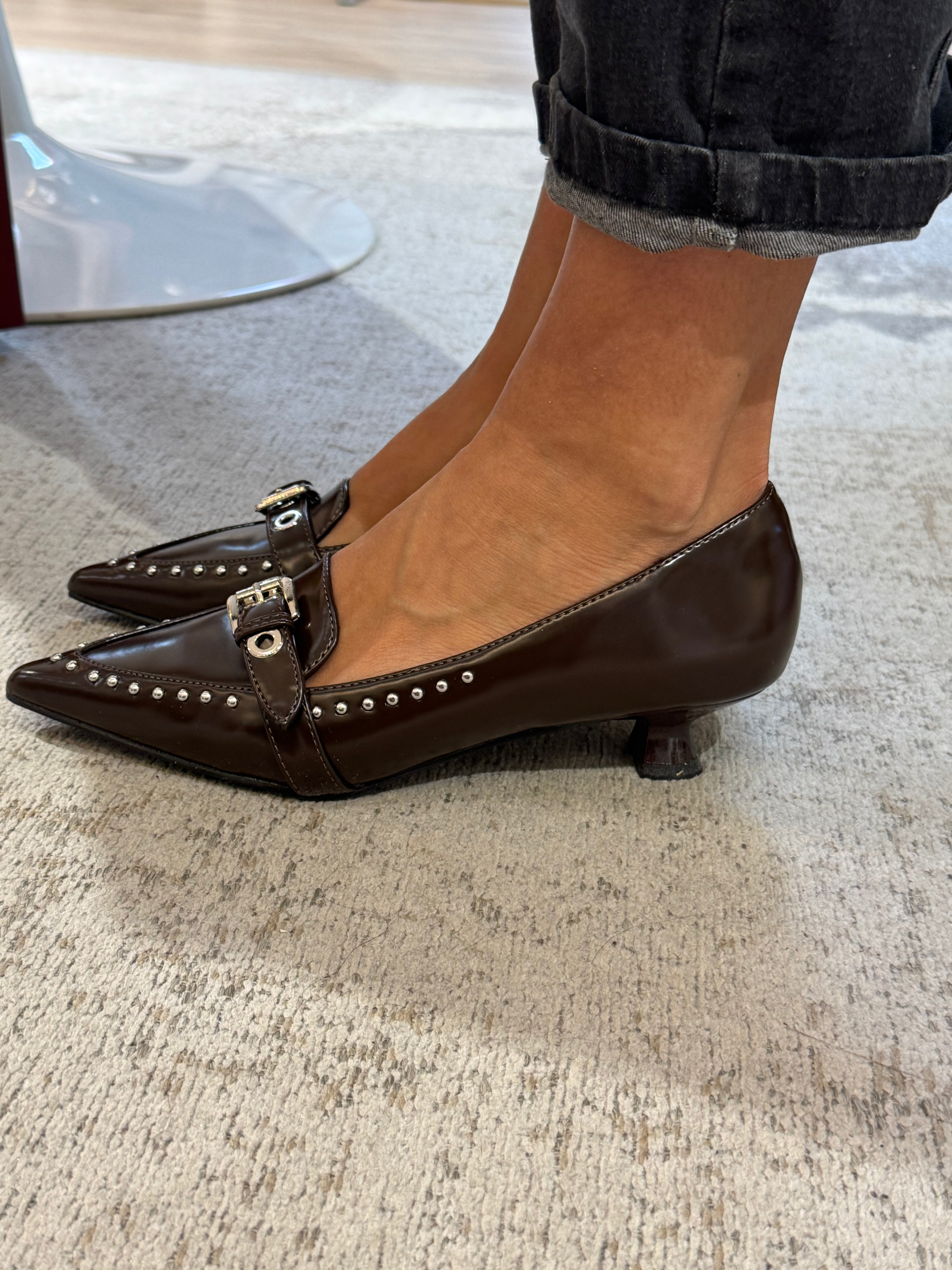 Scarpa pointy toe con tacchetto a rocchetto e borchiette