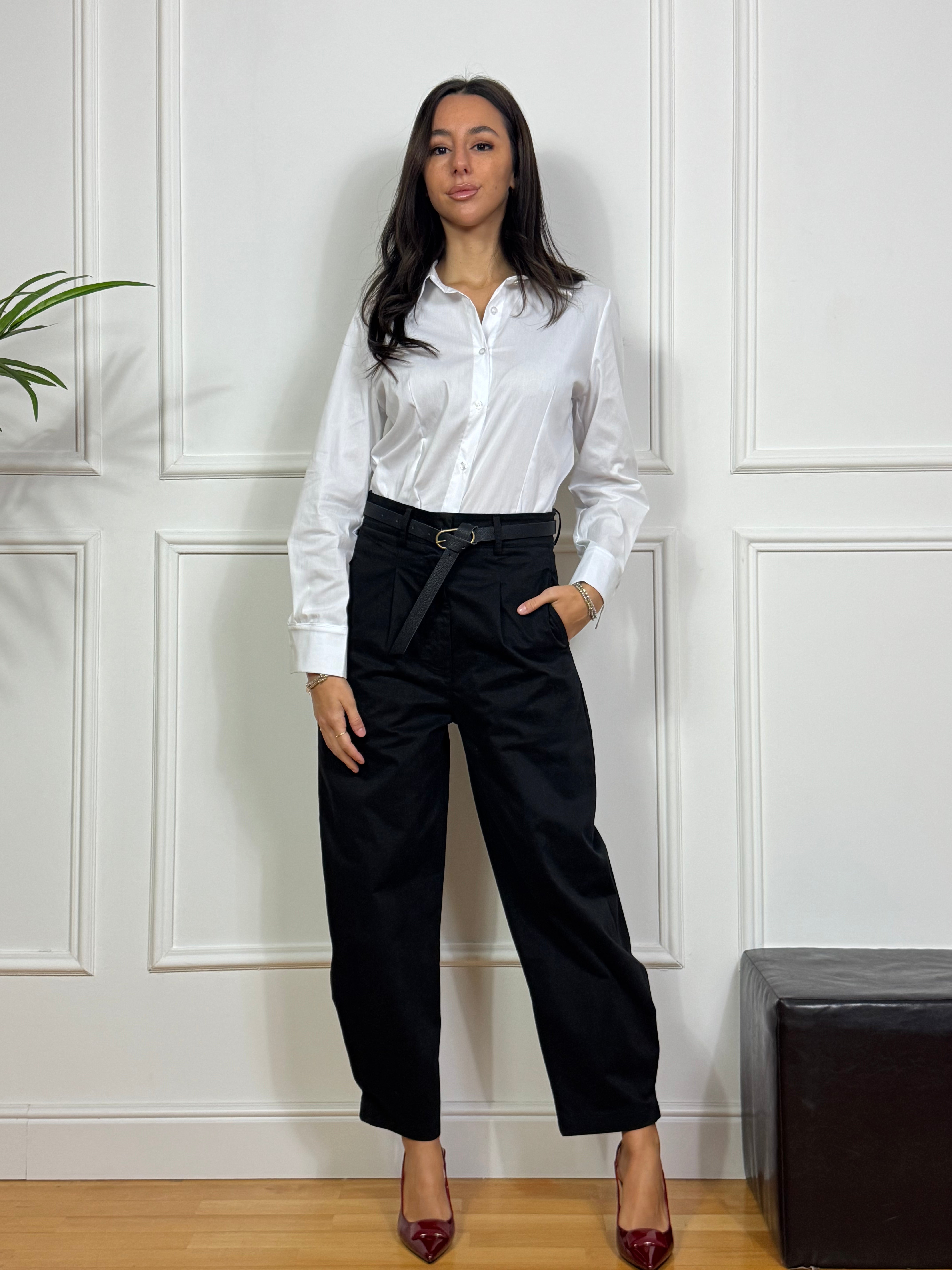 Pantalone in cotone sostenuto Susy Mix OVETTO CON PINCES E CINTURA NERA