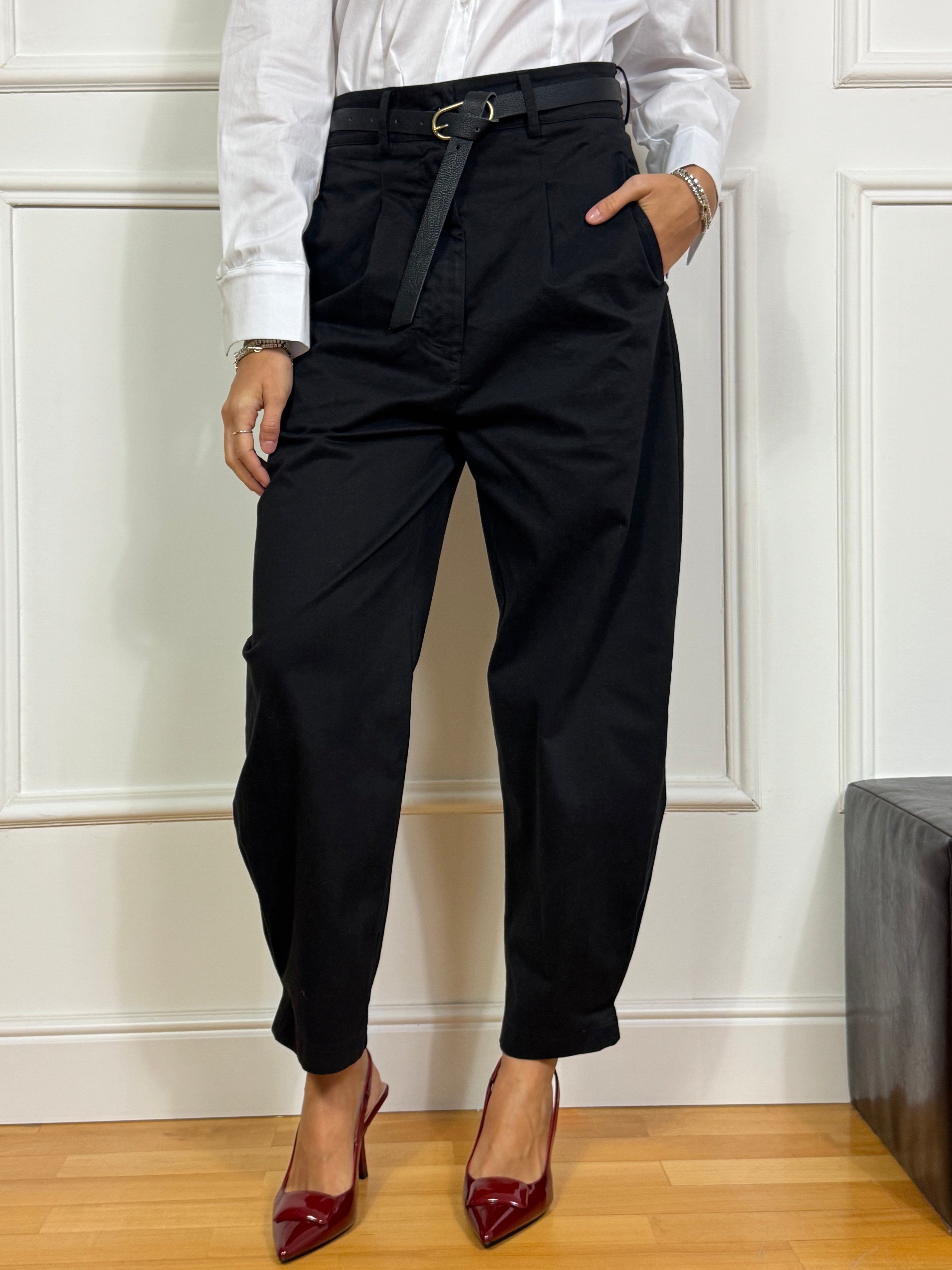 Pantalone in cotone sostenuto Susy Mix OVETTO CON PINCES E CINTURA NERA
