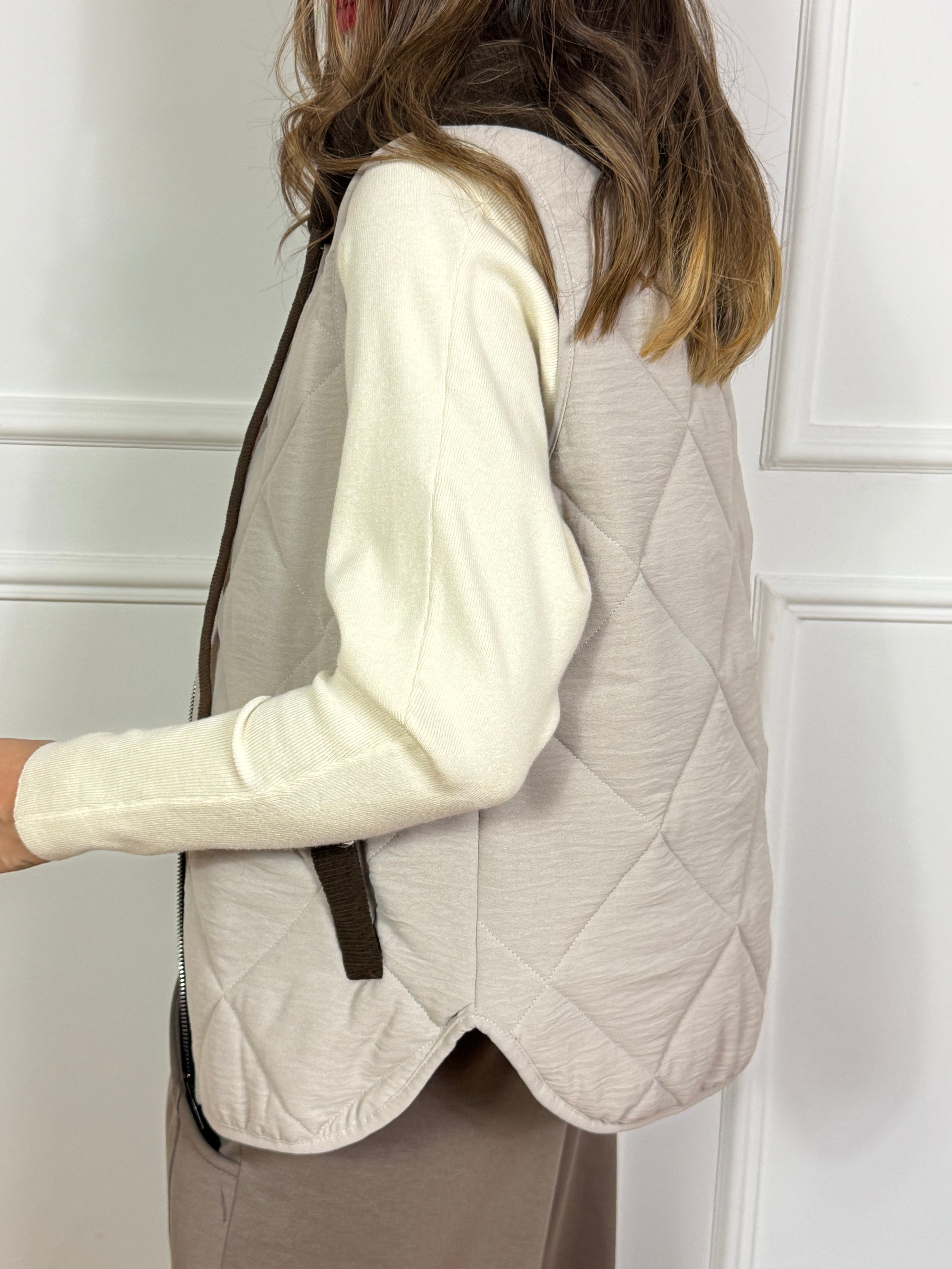 Piumino smanicato Victoria ILMH con cappuccio e dettagli in velluto