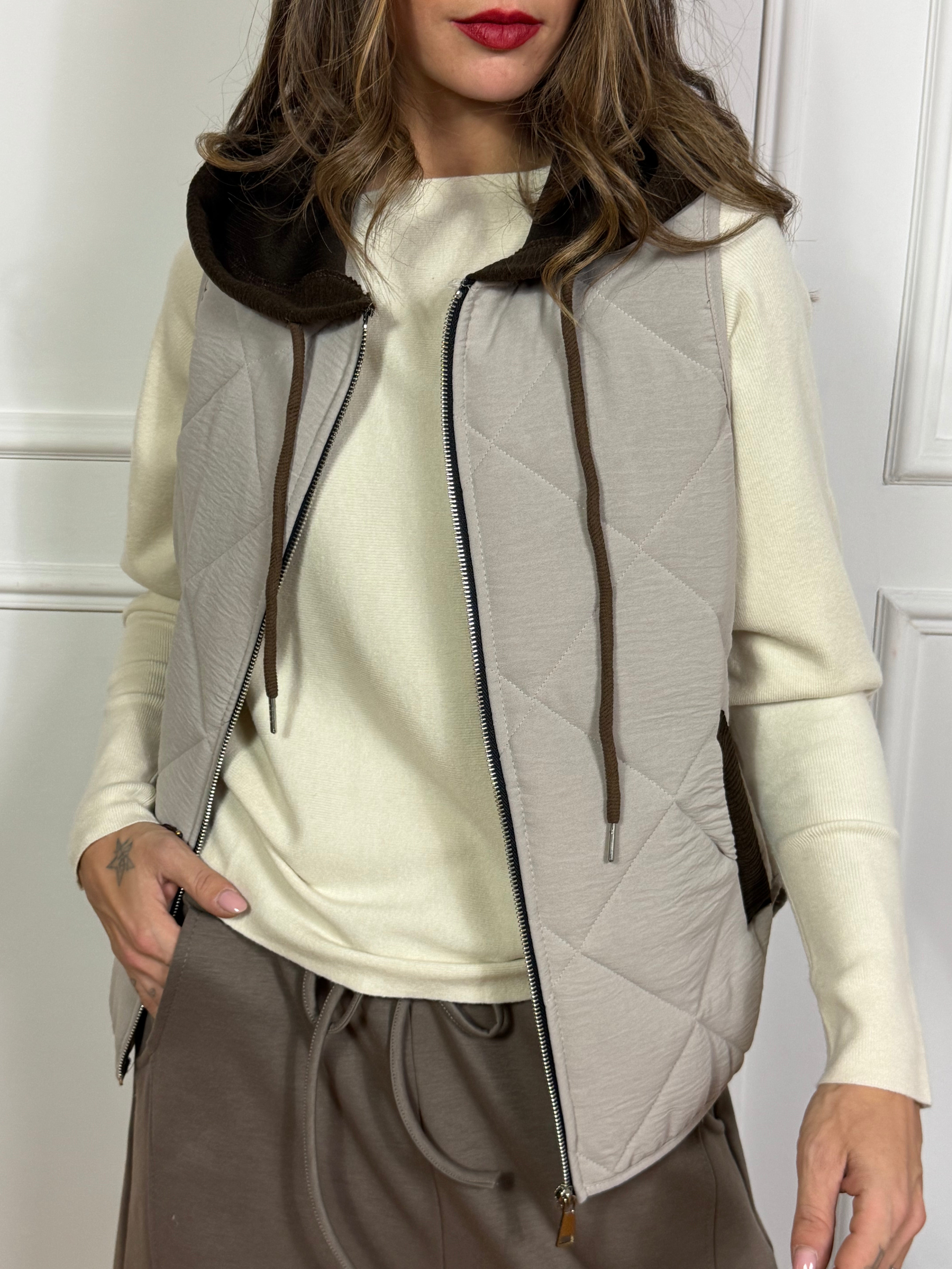 Piumino smanicato Victoria ILMH con cappuccio e dettagli in velluto