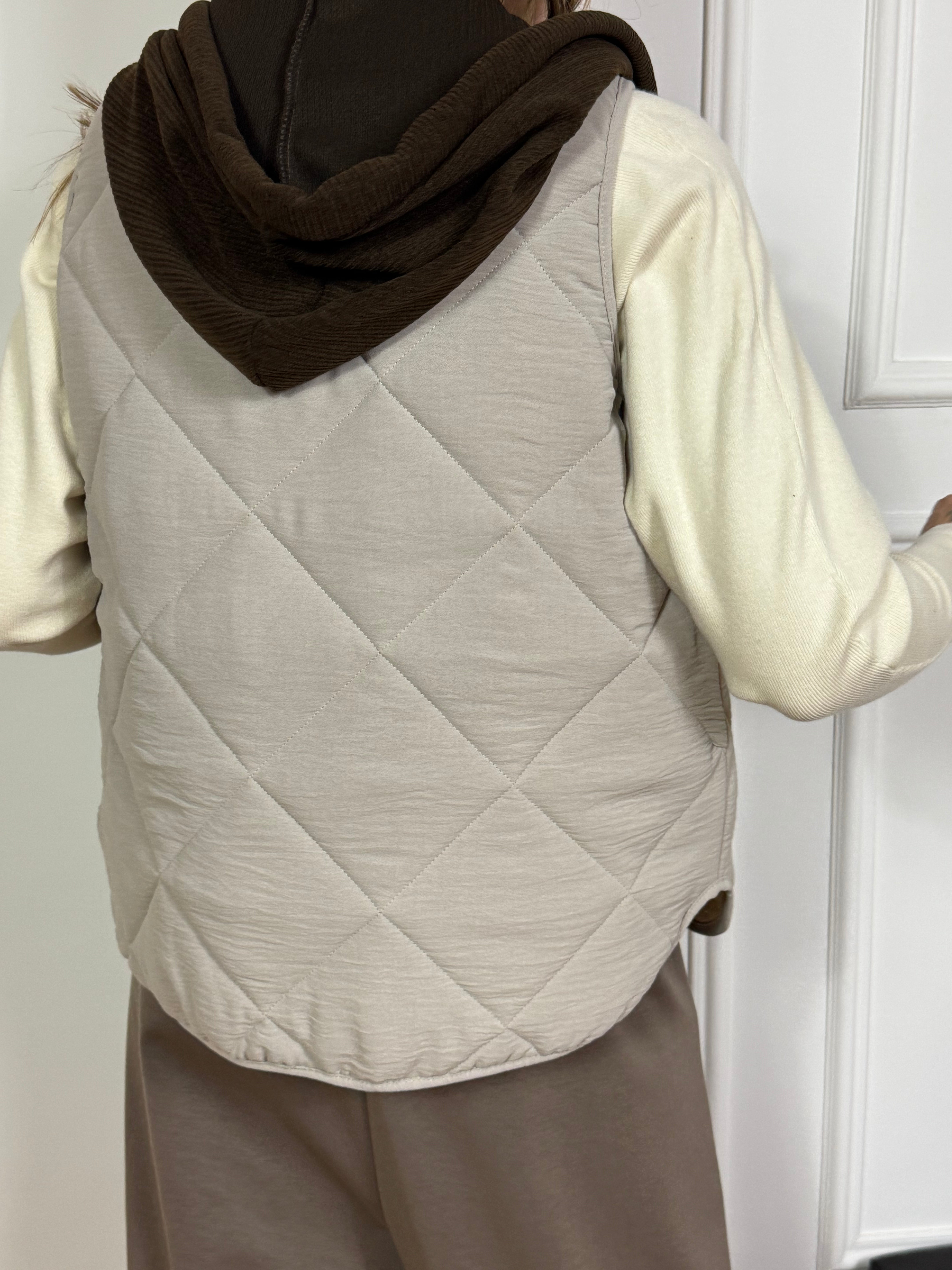 Piumino smanicato Victoria ILMH con cappuccio e dettagli in velluto