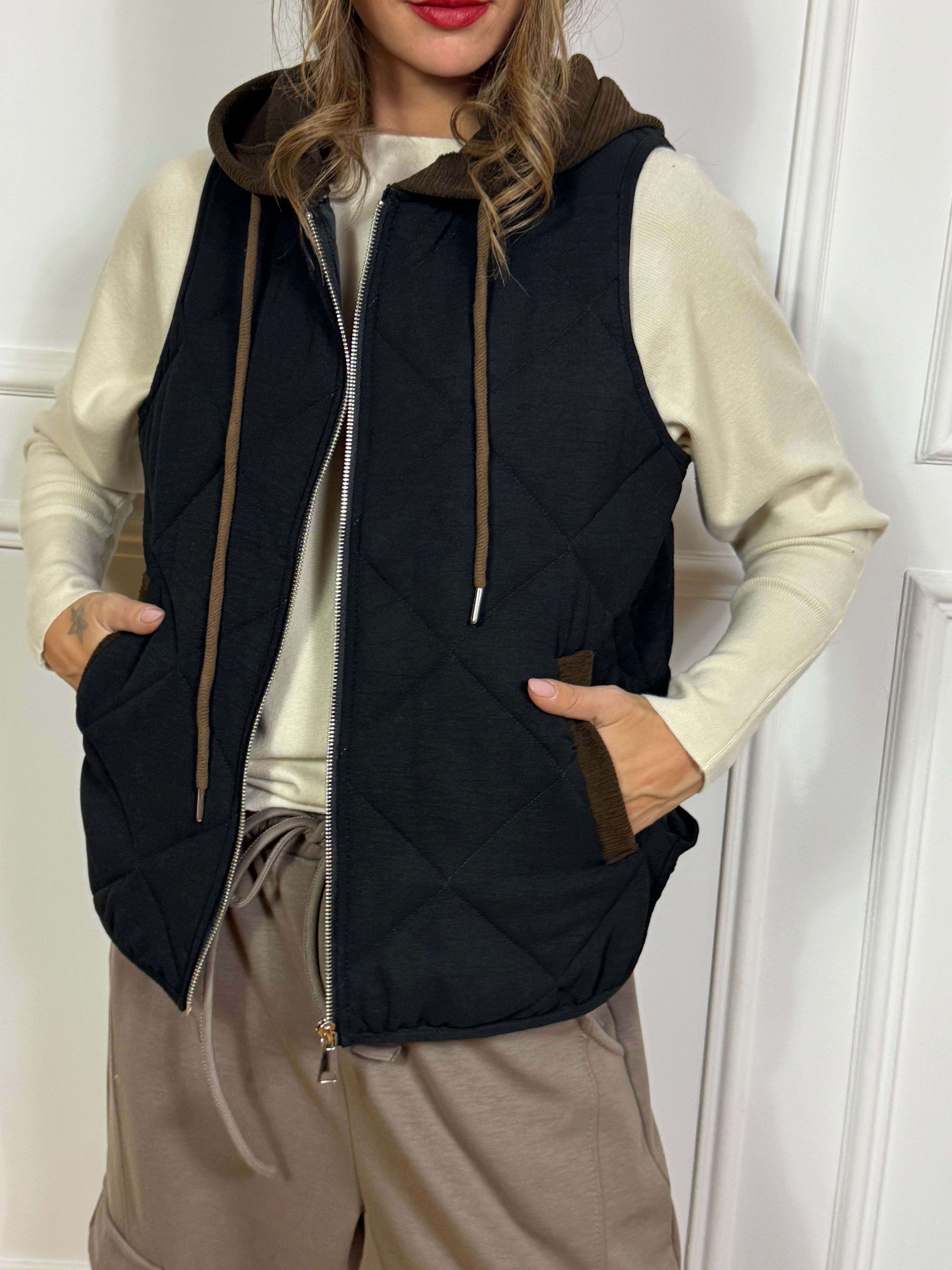 Piumino smanicato Victoria ILMH con cappuccio e dettagli in velluto