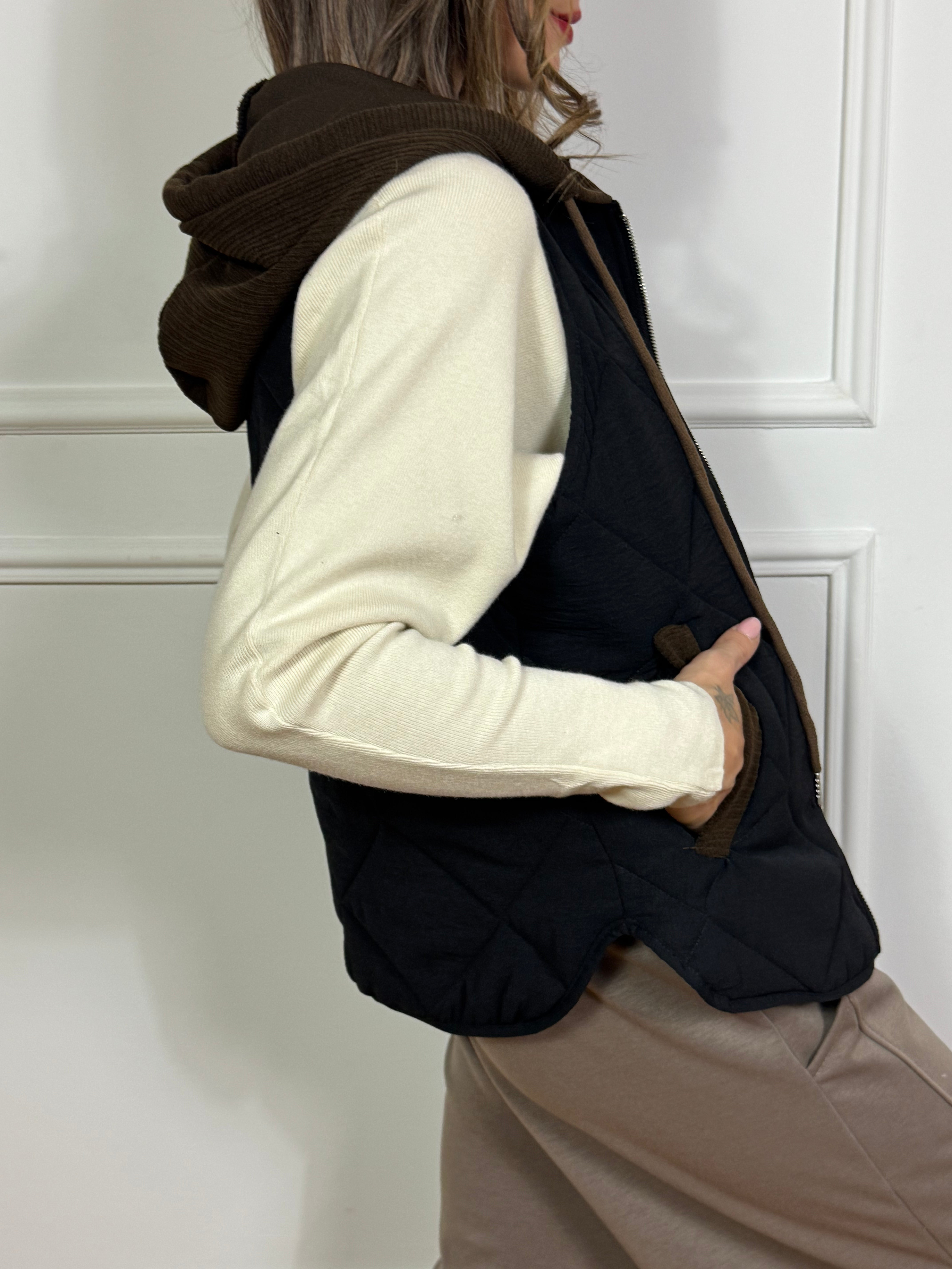 Piumino smanicato Victoria ILMH con cappuccio e dettagli in velluto