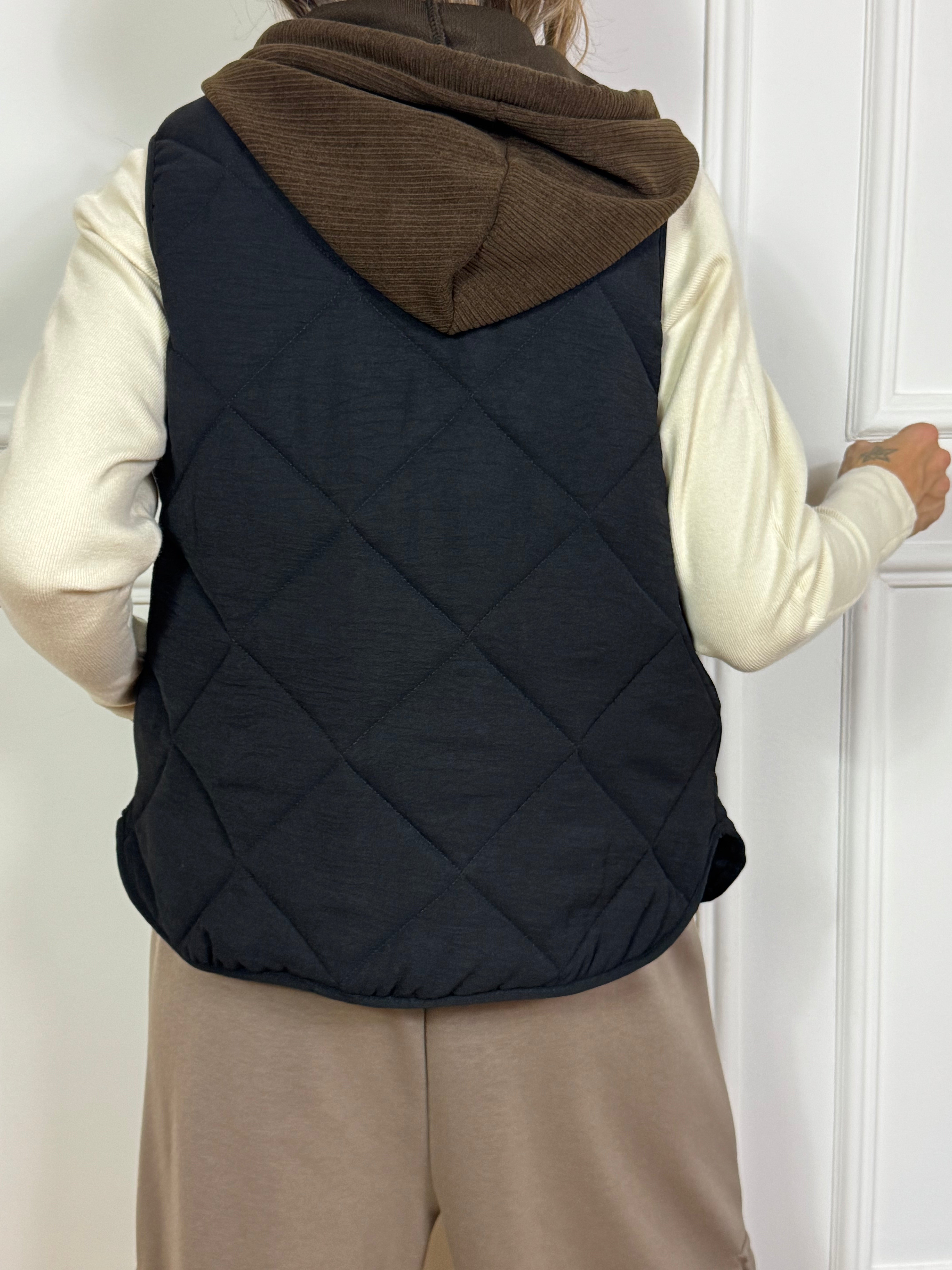 Piumino smanicato Victoria ILMH con cappuccio e dettagli in velluto