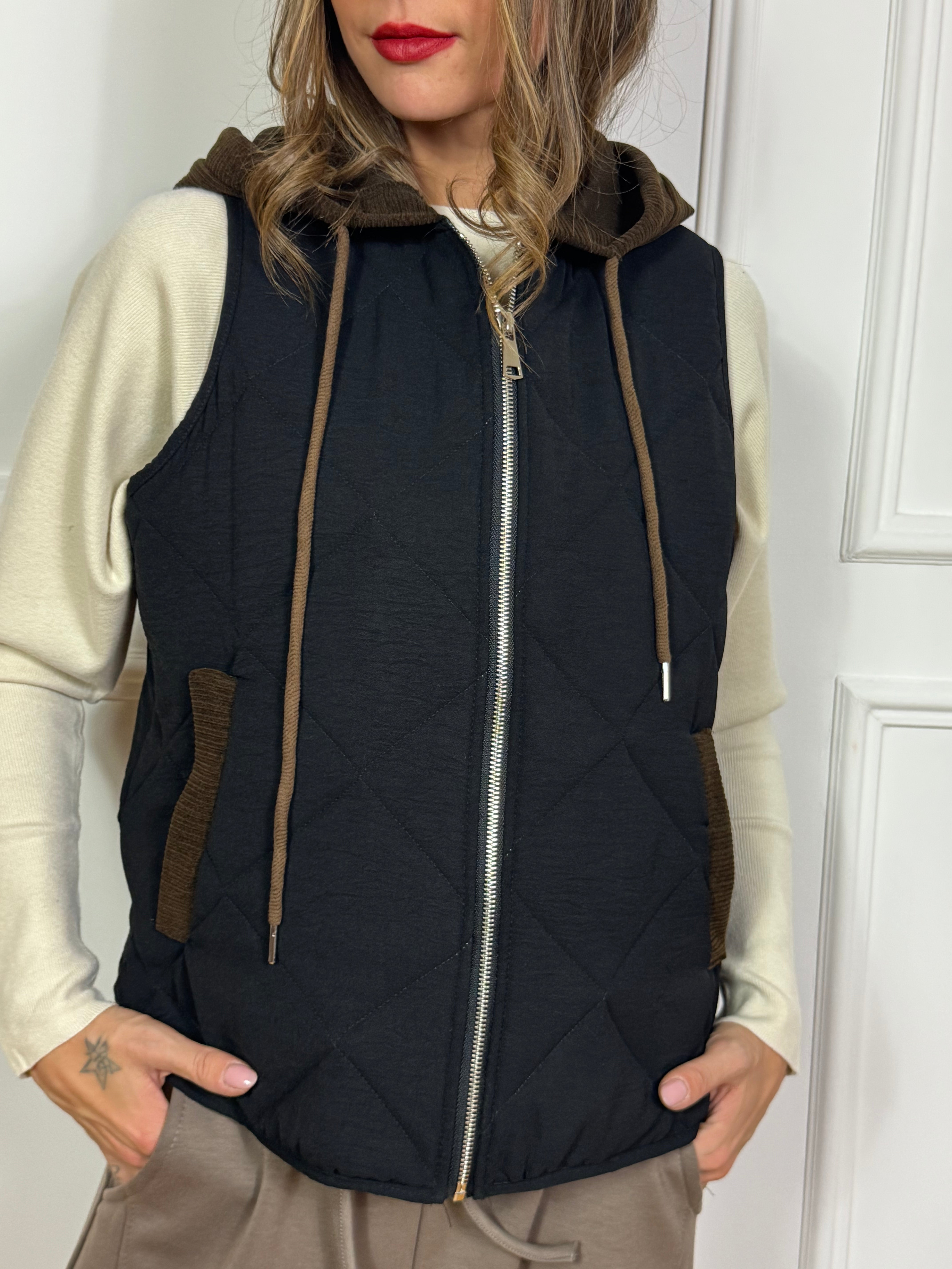 Piumino smanicato Victoria ILMH con cappuccio e dettagli in velluto