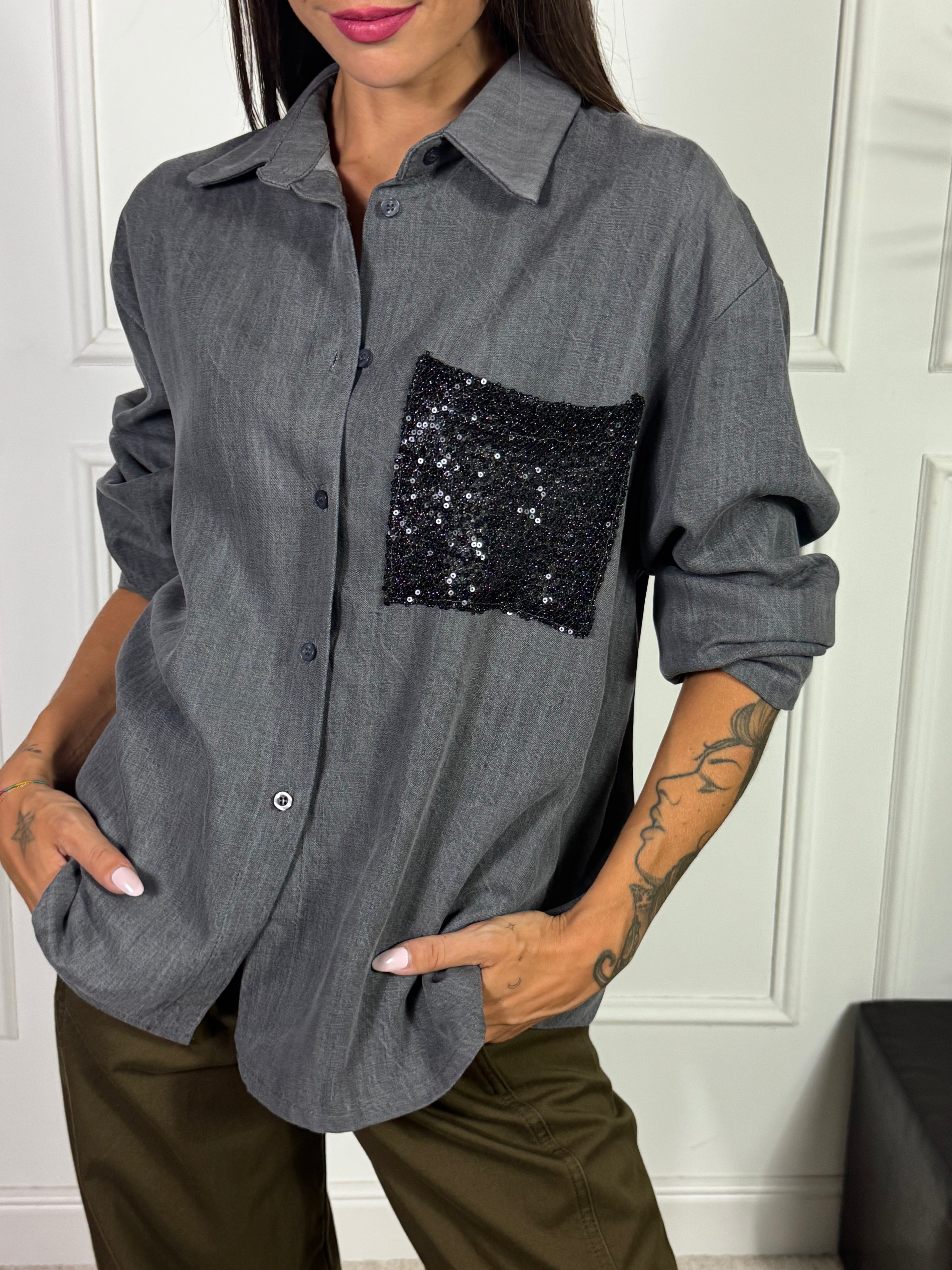 Camicia Susy Mix oversize con tasca in paillettes
