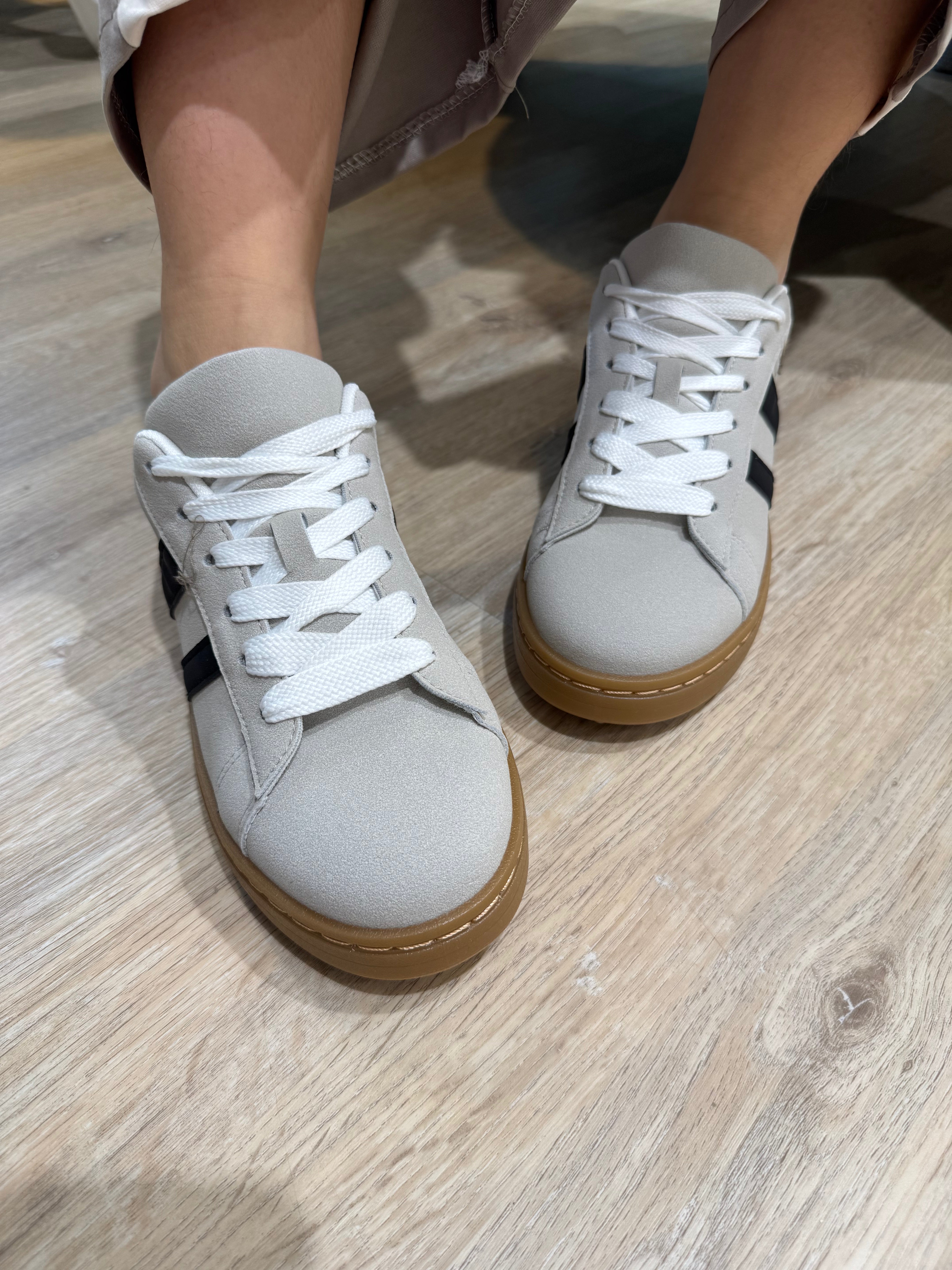 Sneakers effetto scamosciato con bande laterali