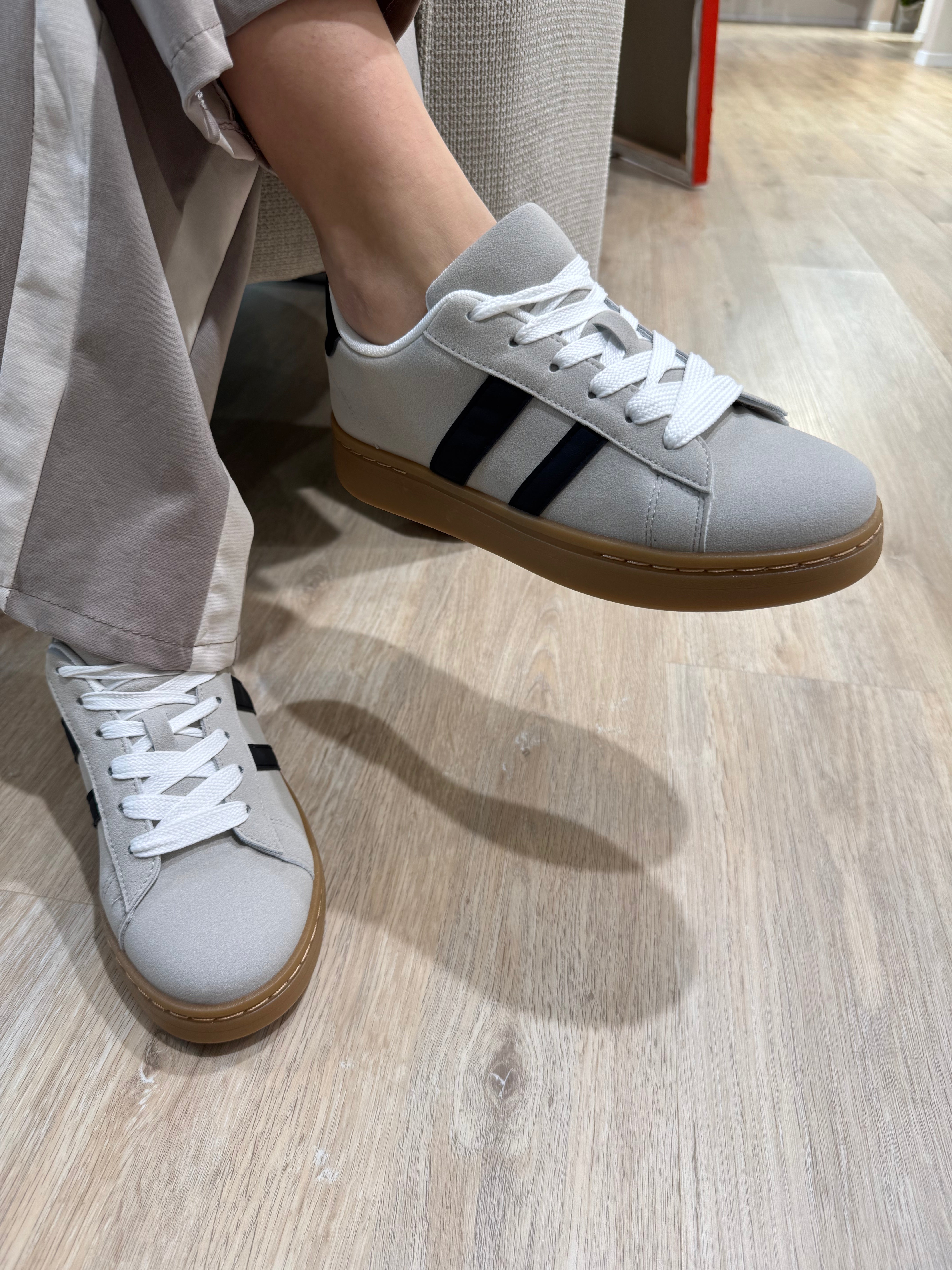 Sneakers effetto scamosciato con bande laterali