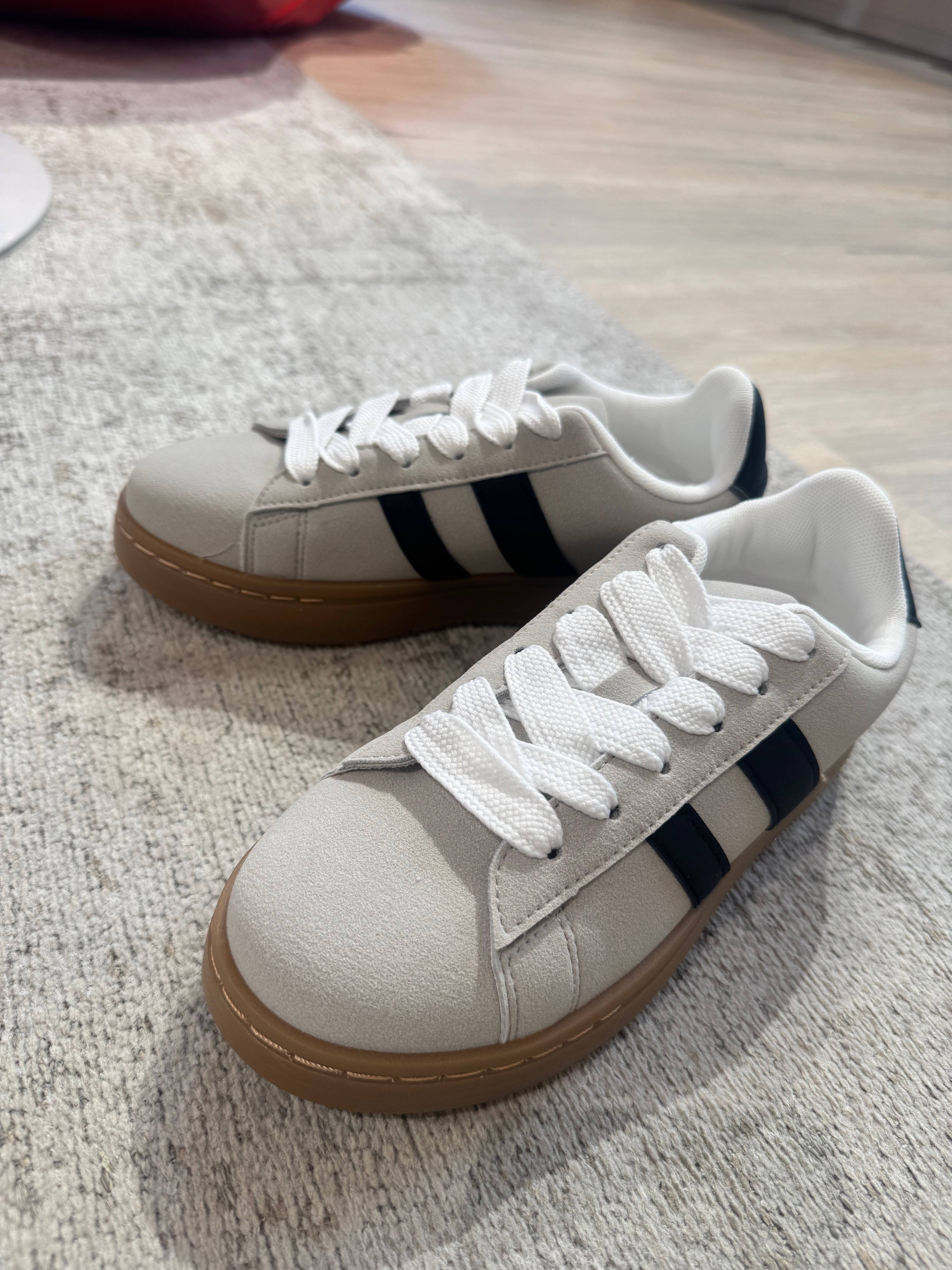 Sneakers effetto scamosciato con bande laterali