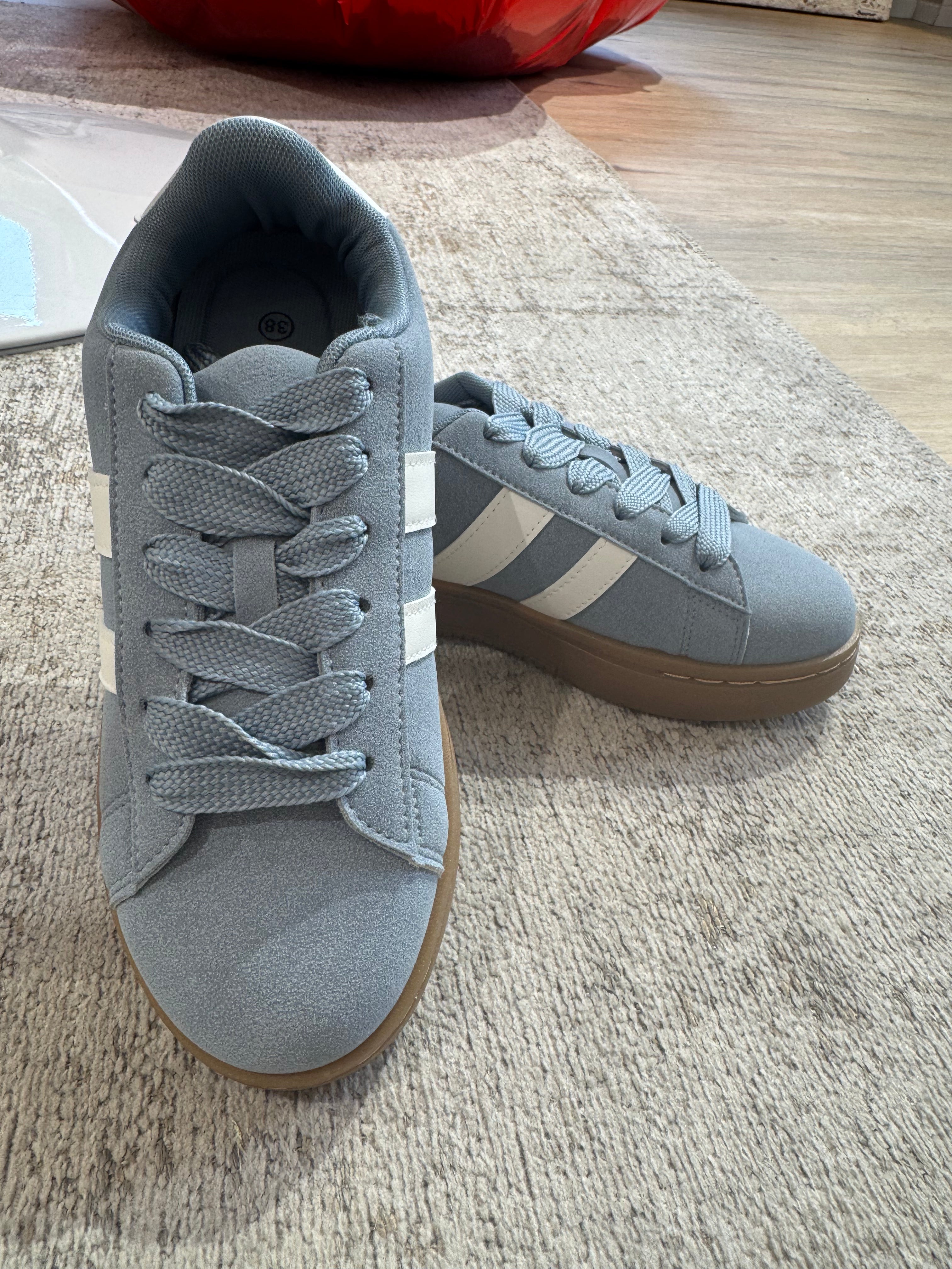 Sneakers effetto scamosciato con bande laterali