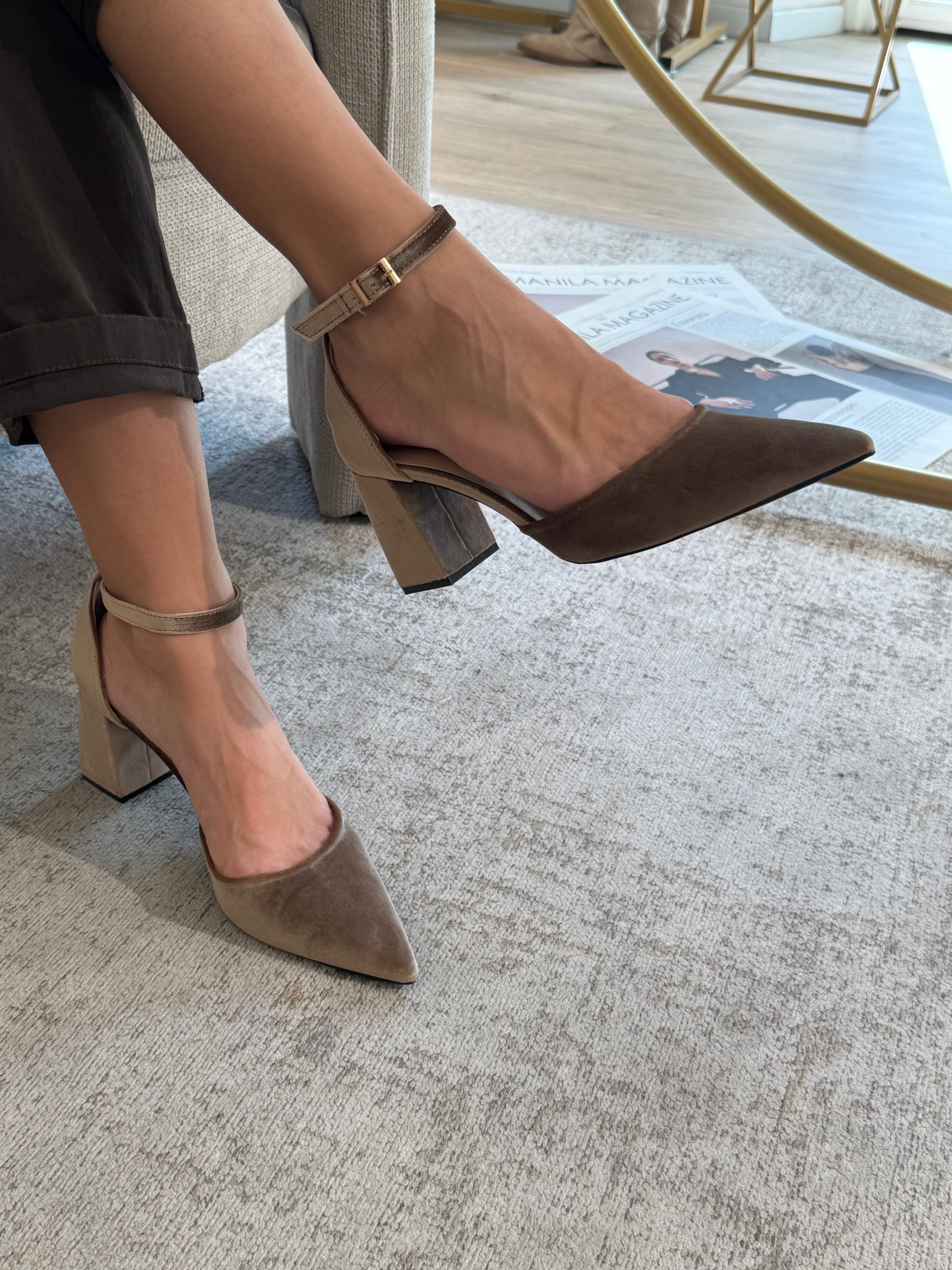 Scarpa con tacco quadrato e cinturino VELLUTO