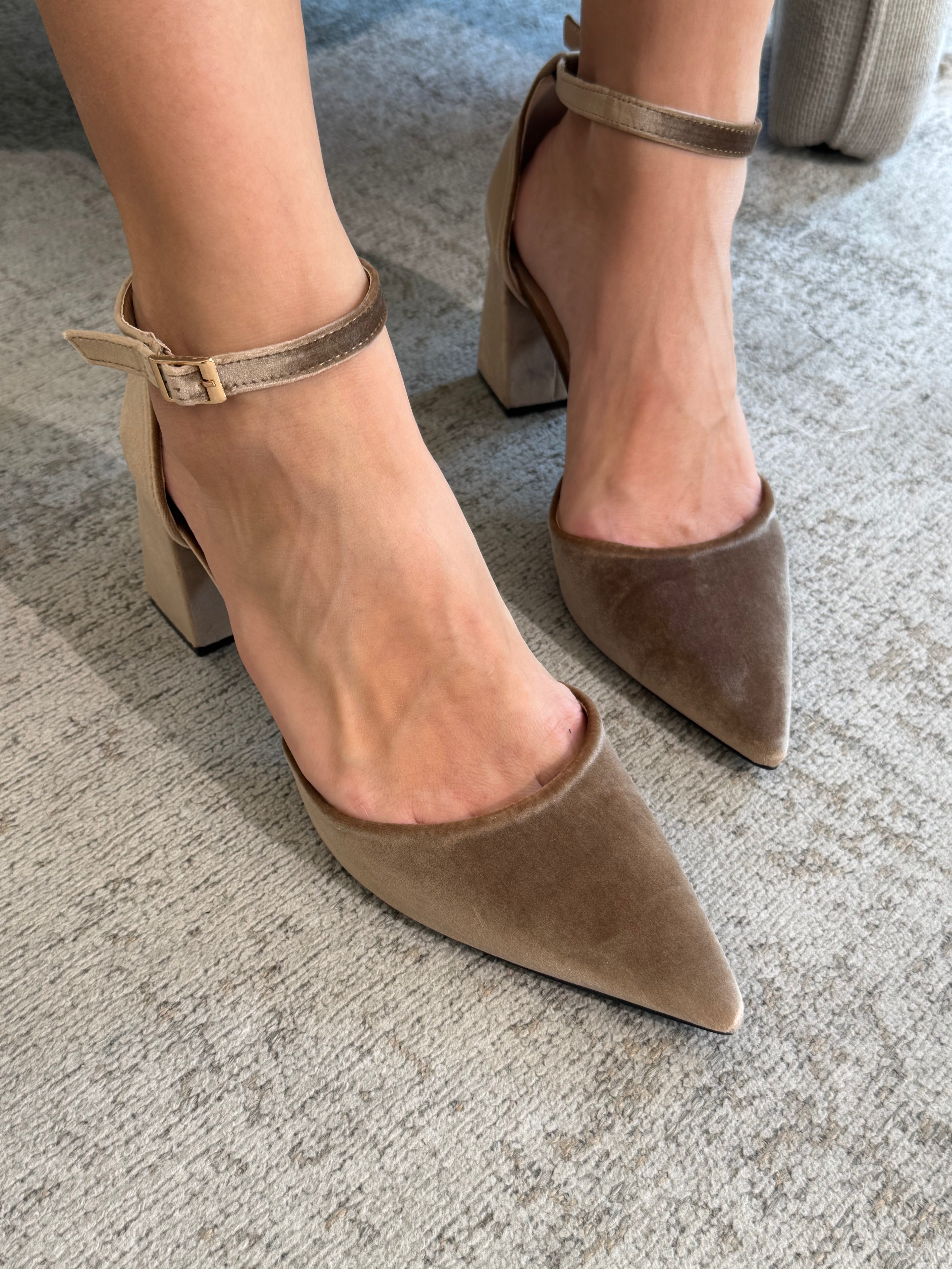Scarpa con tacco quadrato e cinturino VELLUTO