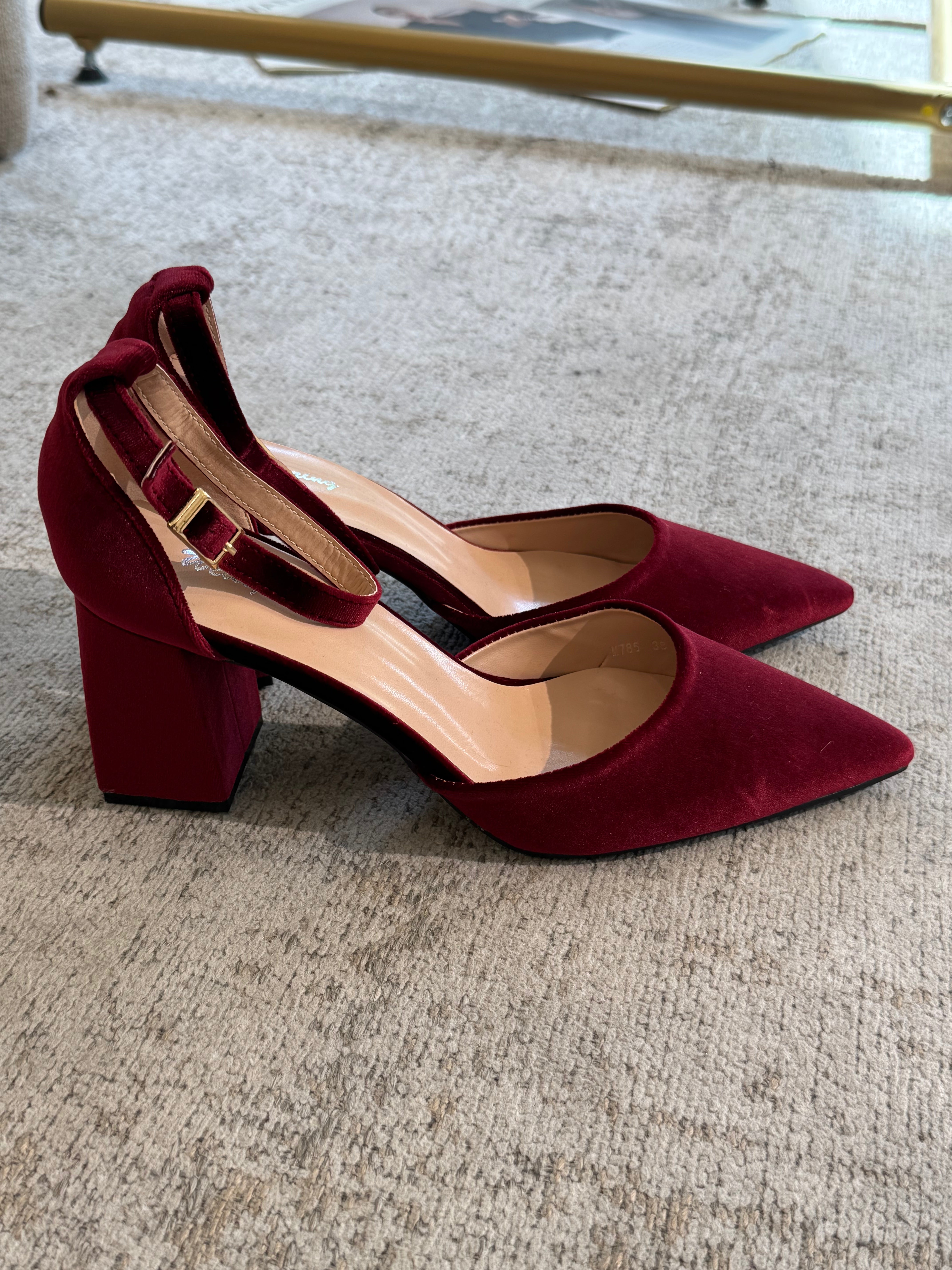 Scarpa con tacco quadrato e cinturino VELLUTO