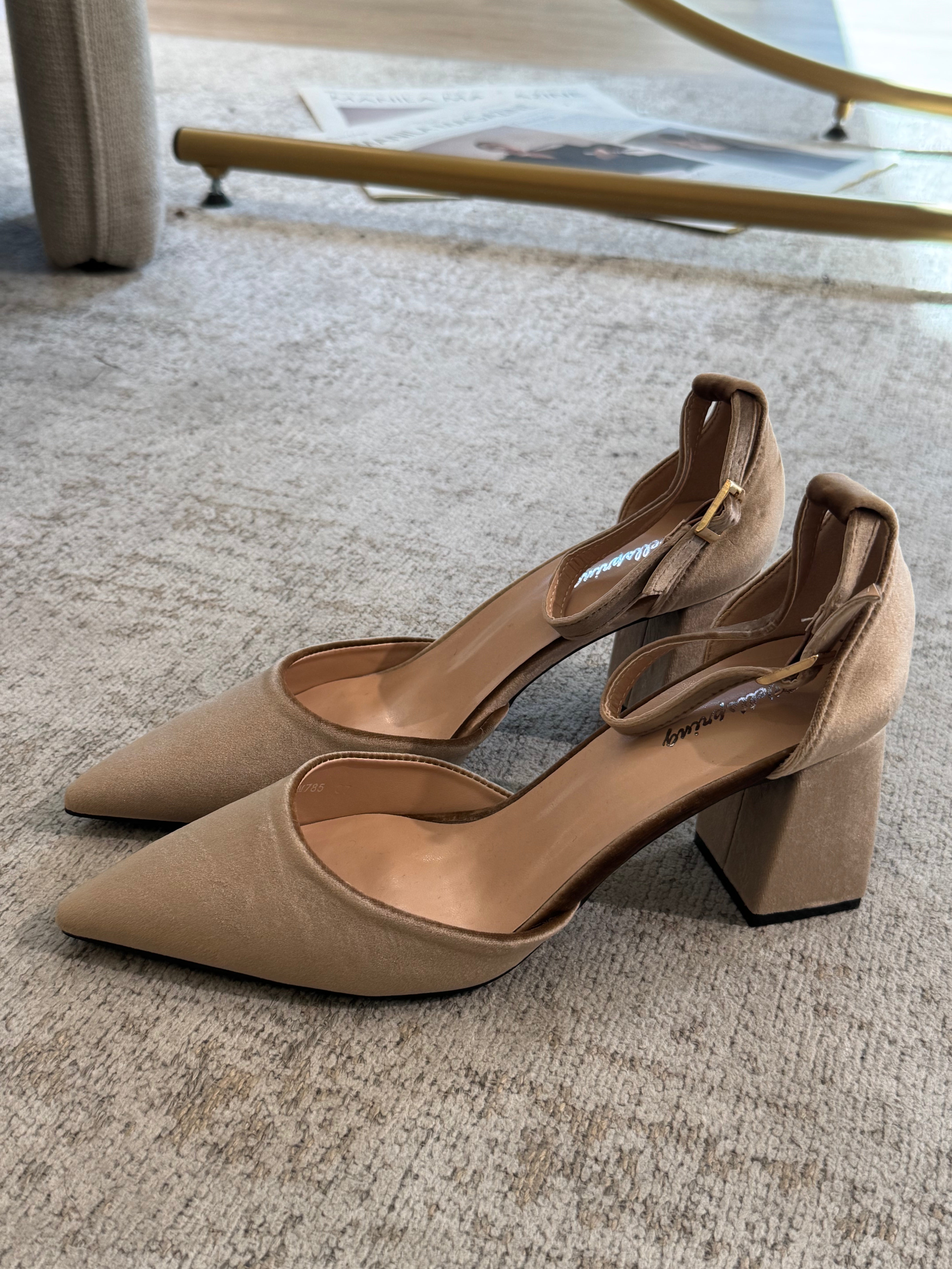 Scarpa con tacco quadrato e cinturino VELLUTO