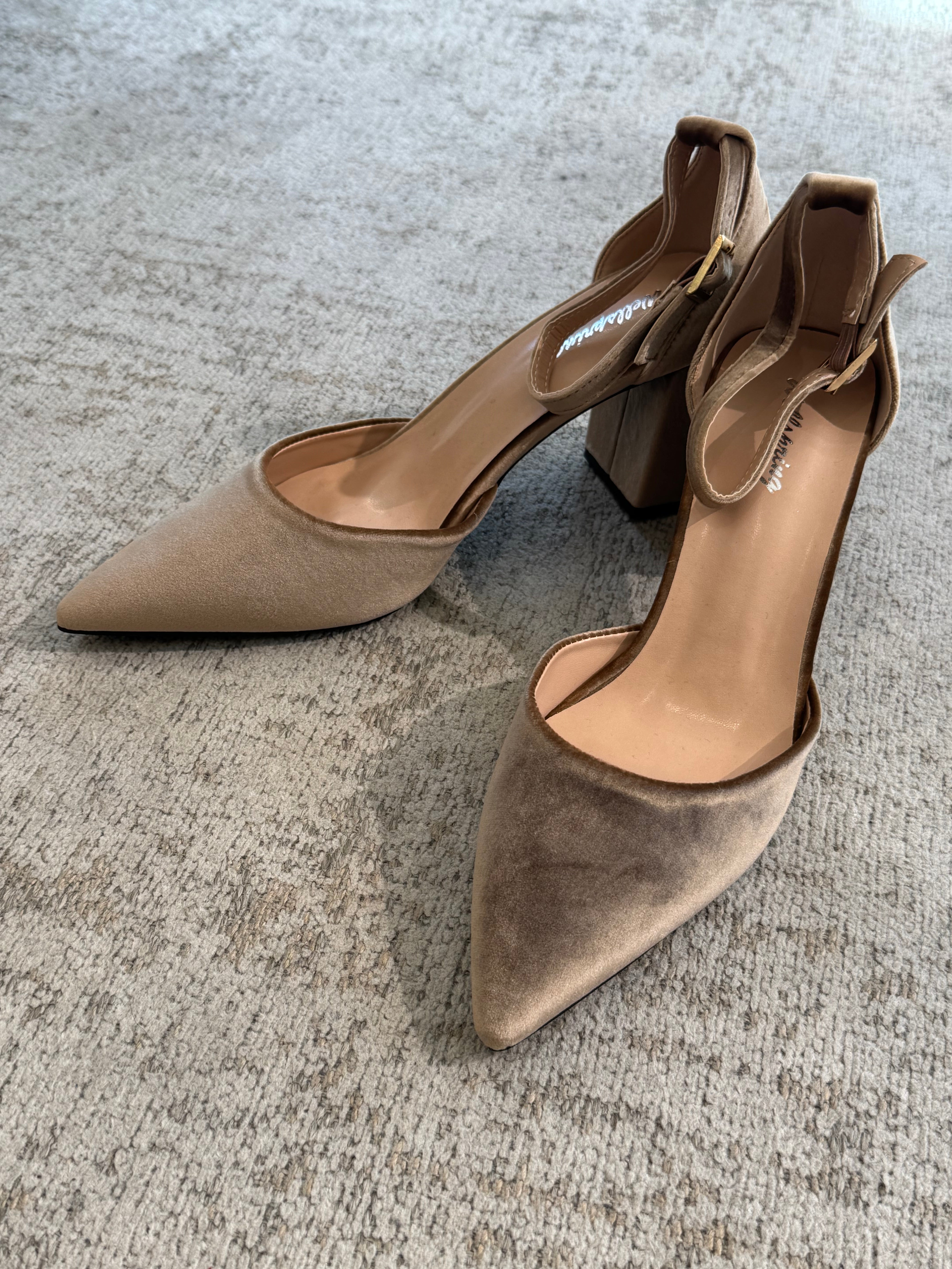 Scarpa con tacco quadrato e cinturino VELLUTO