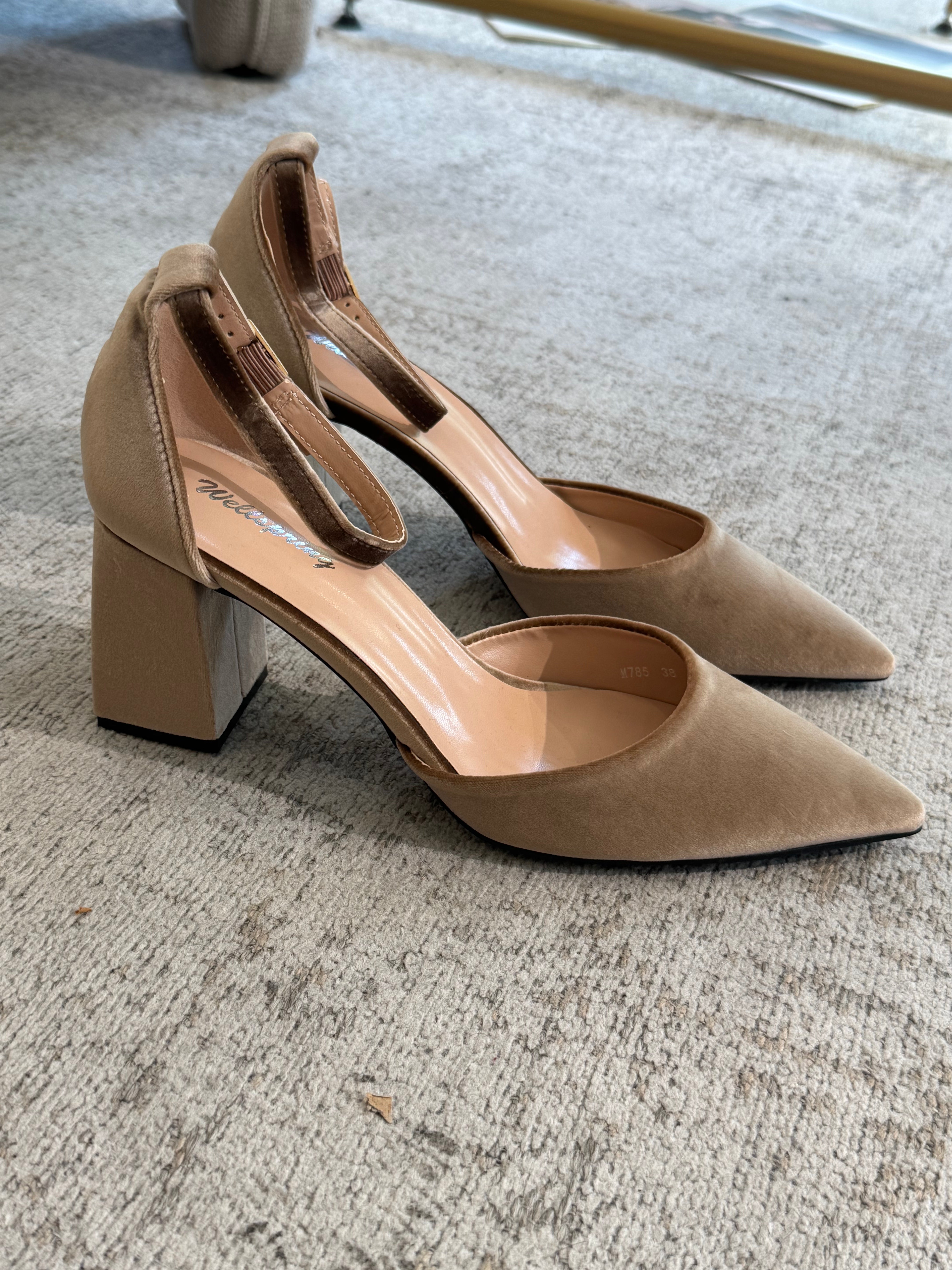 Scarpa con tacco quadrato e cinturino VELLUTO