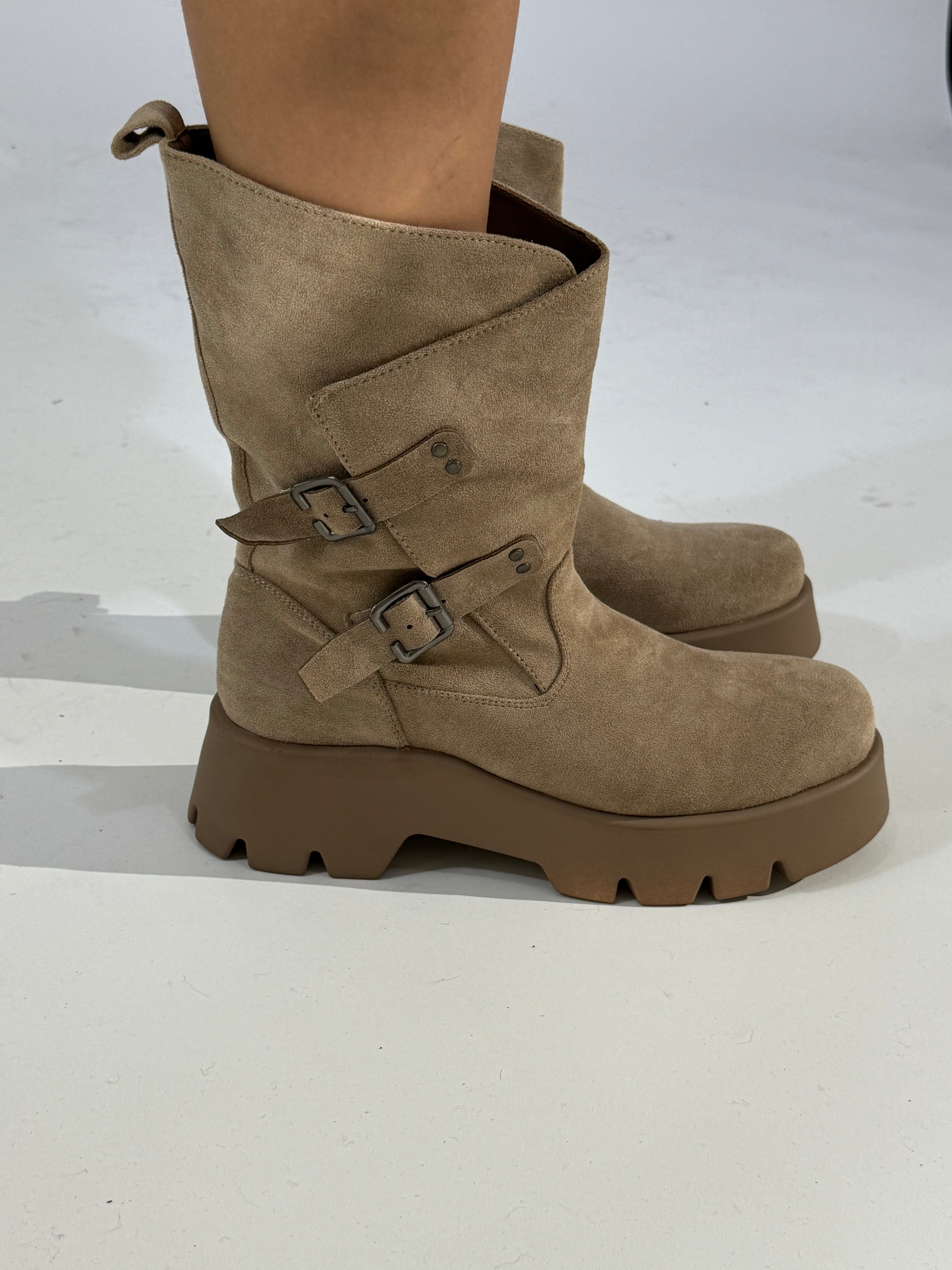 Stivaletto ankle boot scamosciato asimmetrico platform SABBIA