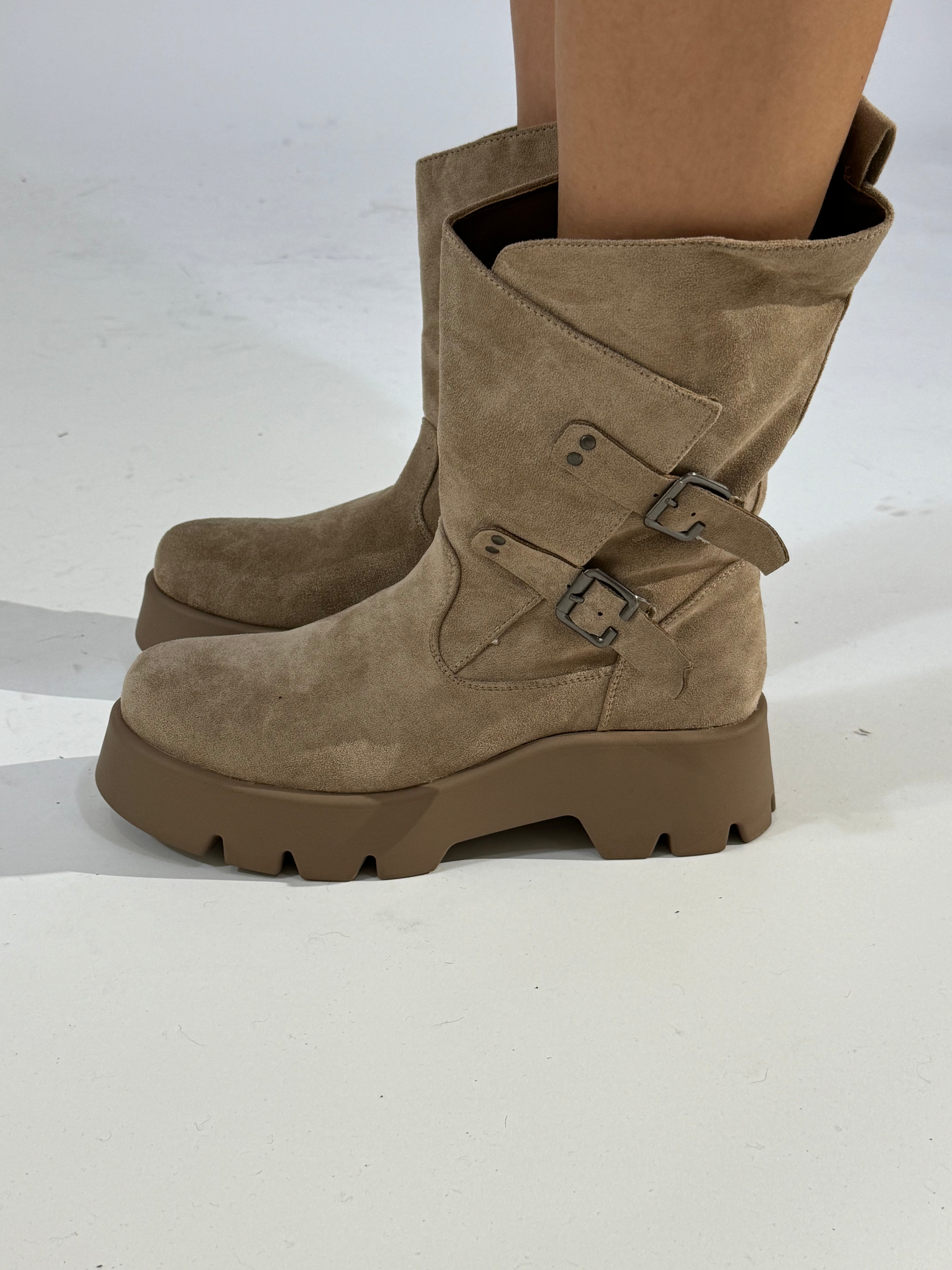 Stivaletto ankle boot scamosciato asimmetrico platform SABBIA