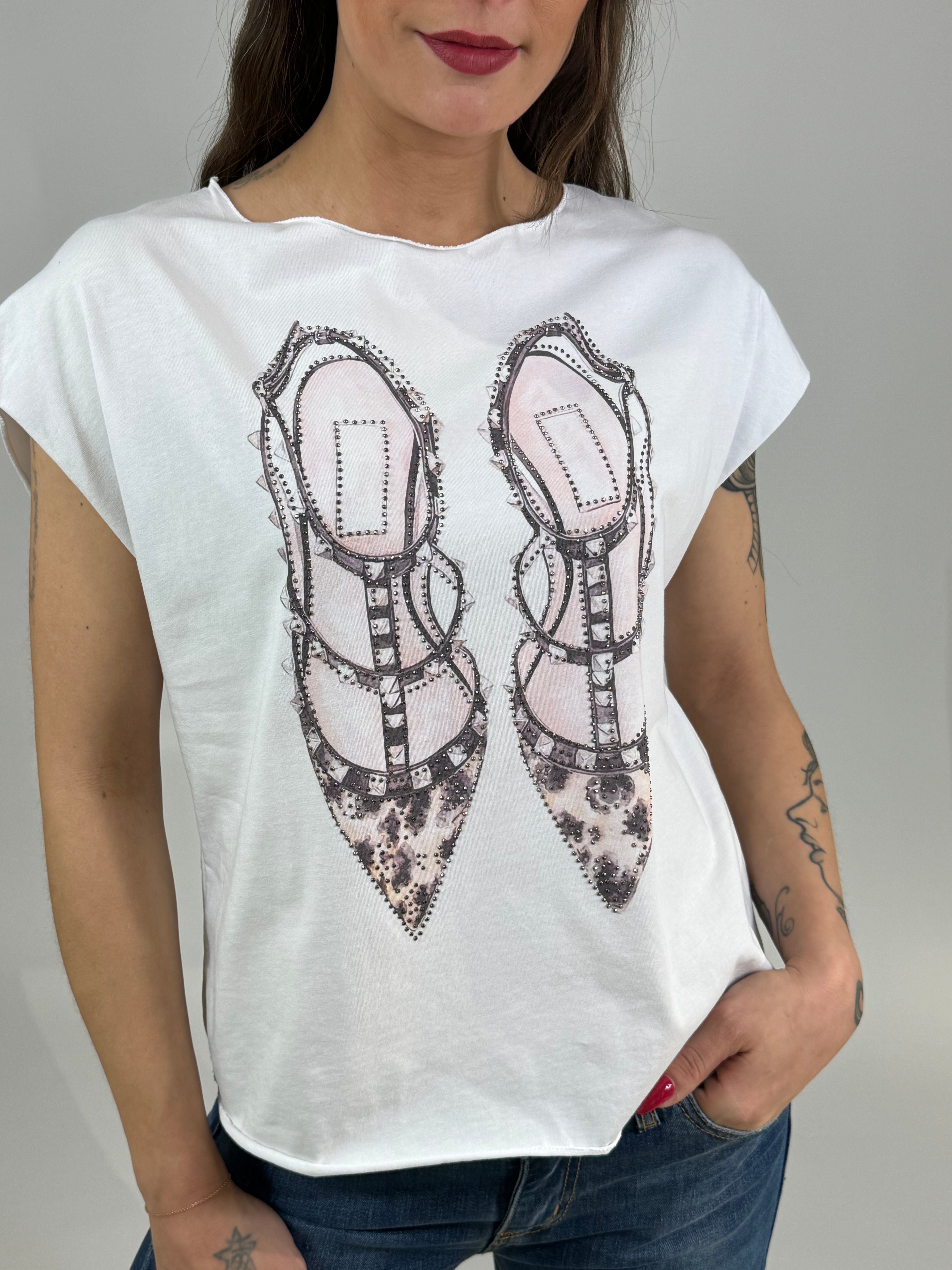 T-shirt con stampa e brillantini Susy Mix SCARPE A PUNTA CON BORCHIE