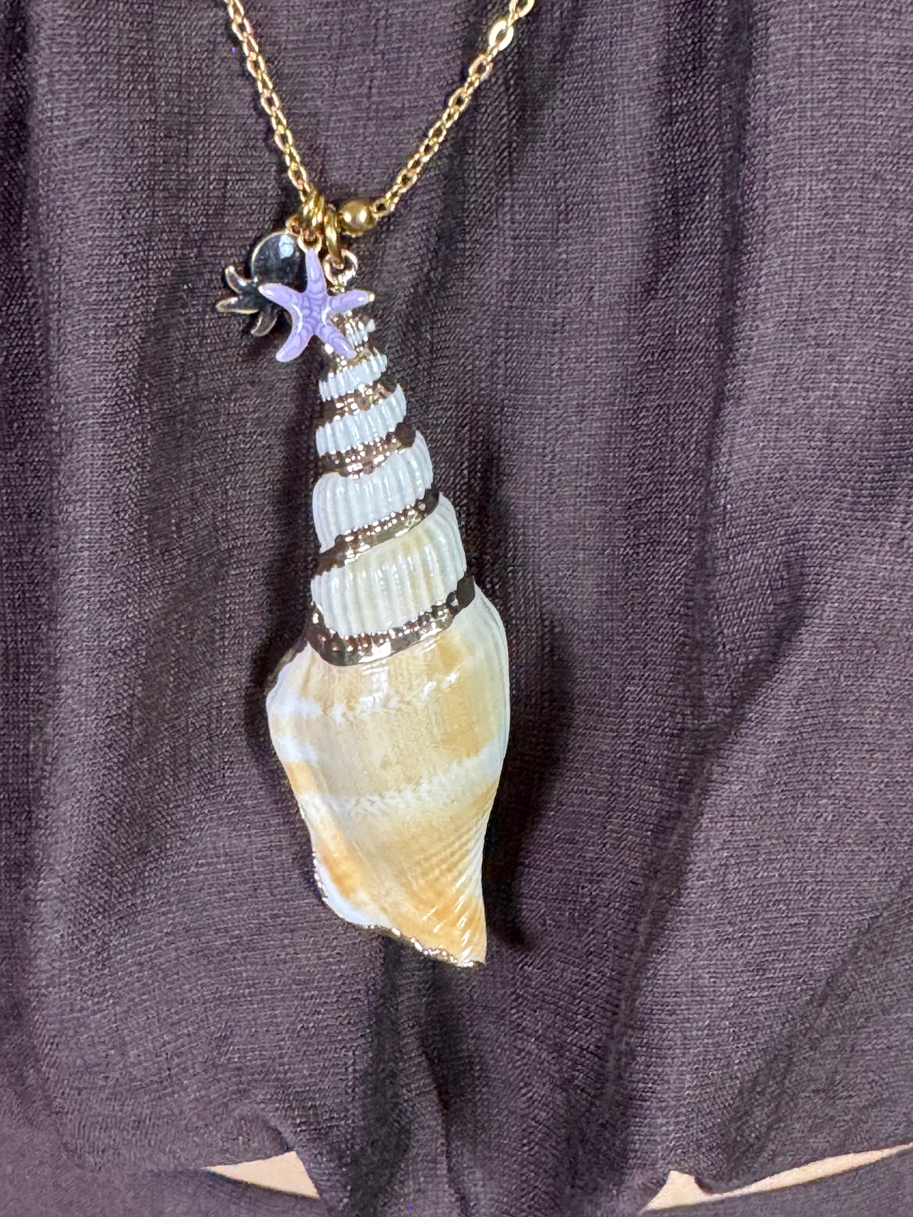 Collana lunga Momi CONCHIGLIA CON CIONDOLINI