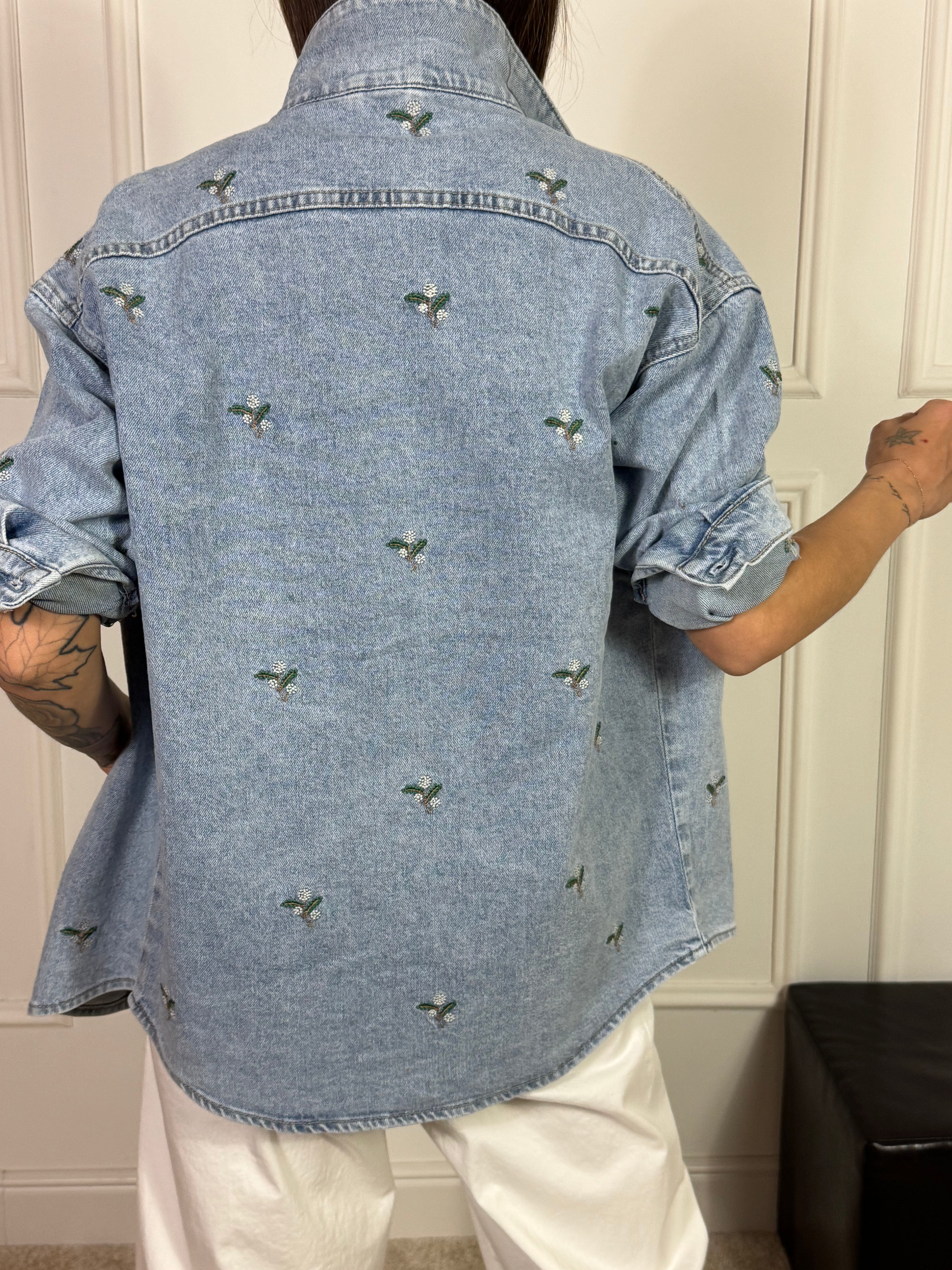 Giacca di jeans AZZURRA DENIM  lunga Victoria ILMH ricamo FIORI BIANCHI