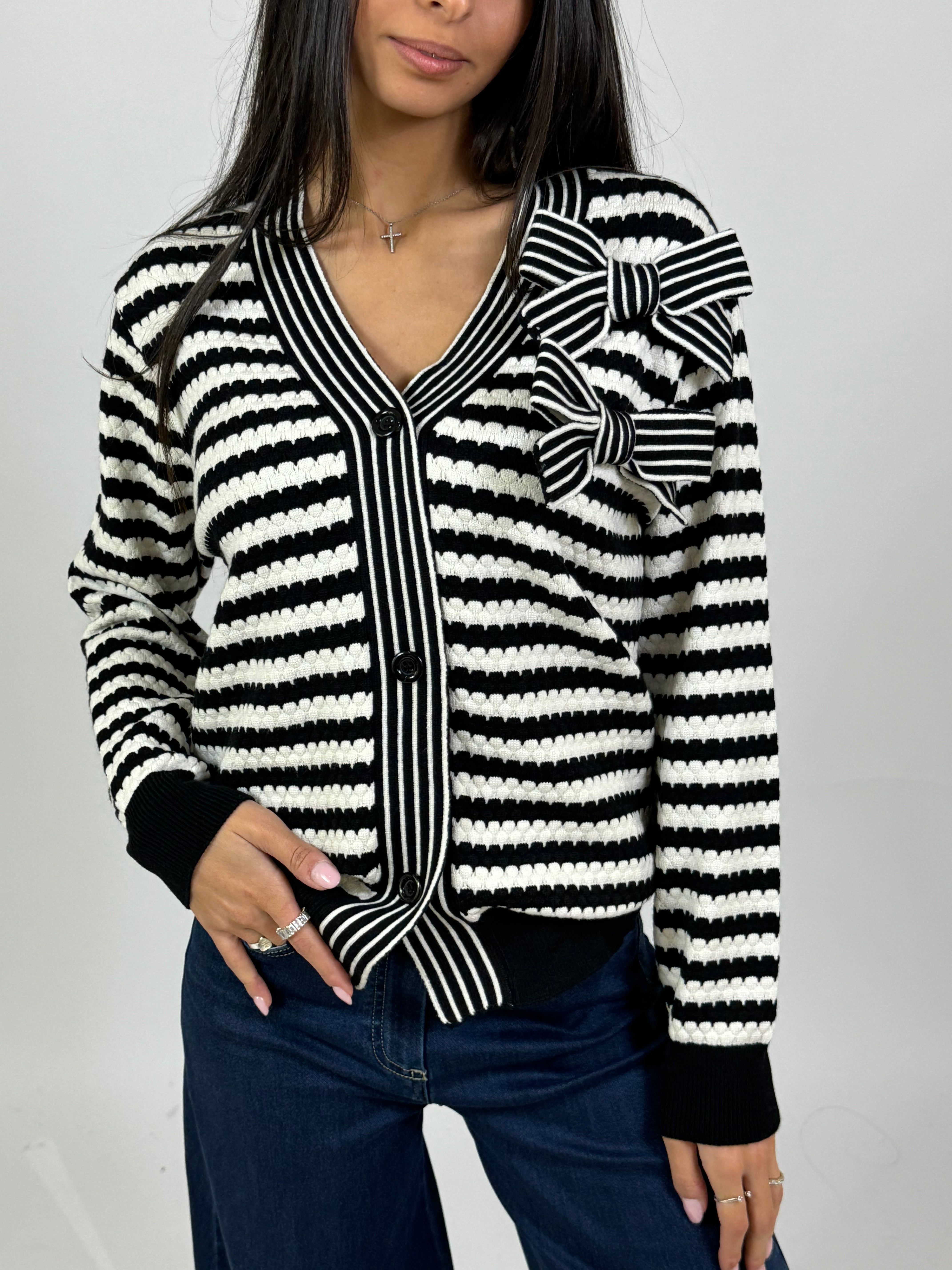 Cardigan bicolore bianco-nero Susy Mix con fiocchi