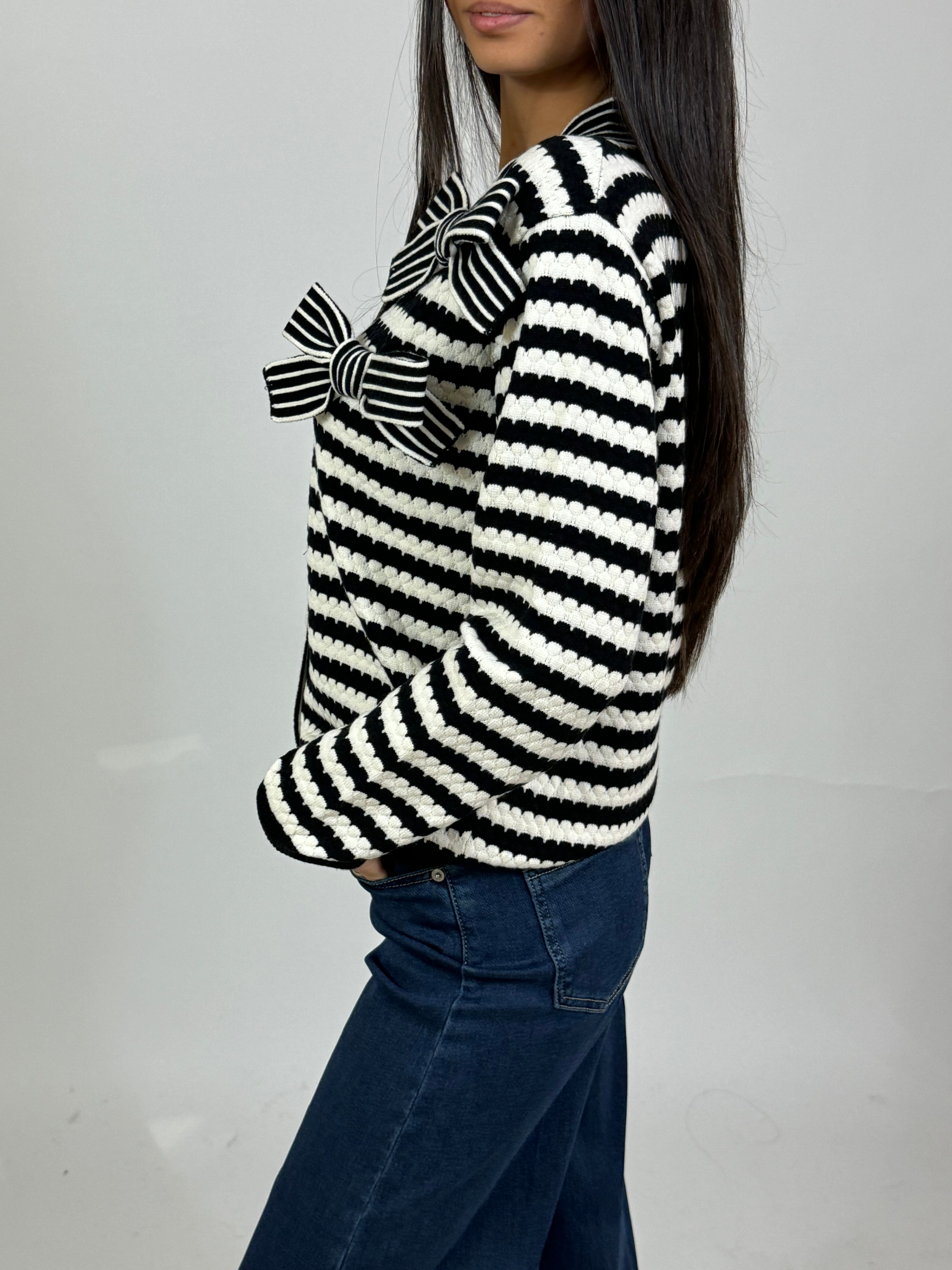 Cardigan bicolore bianco-nero Susy Mix con fiocchi