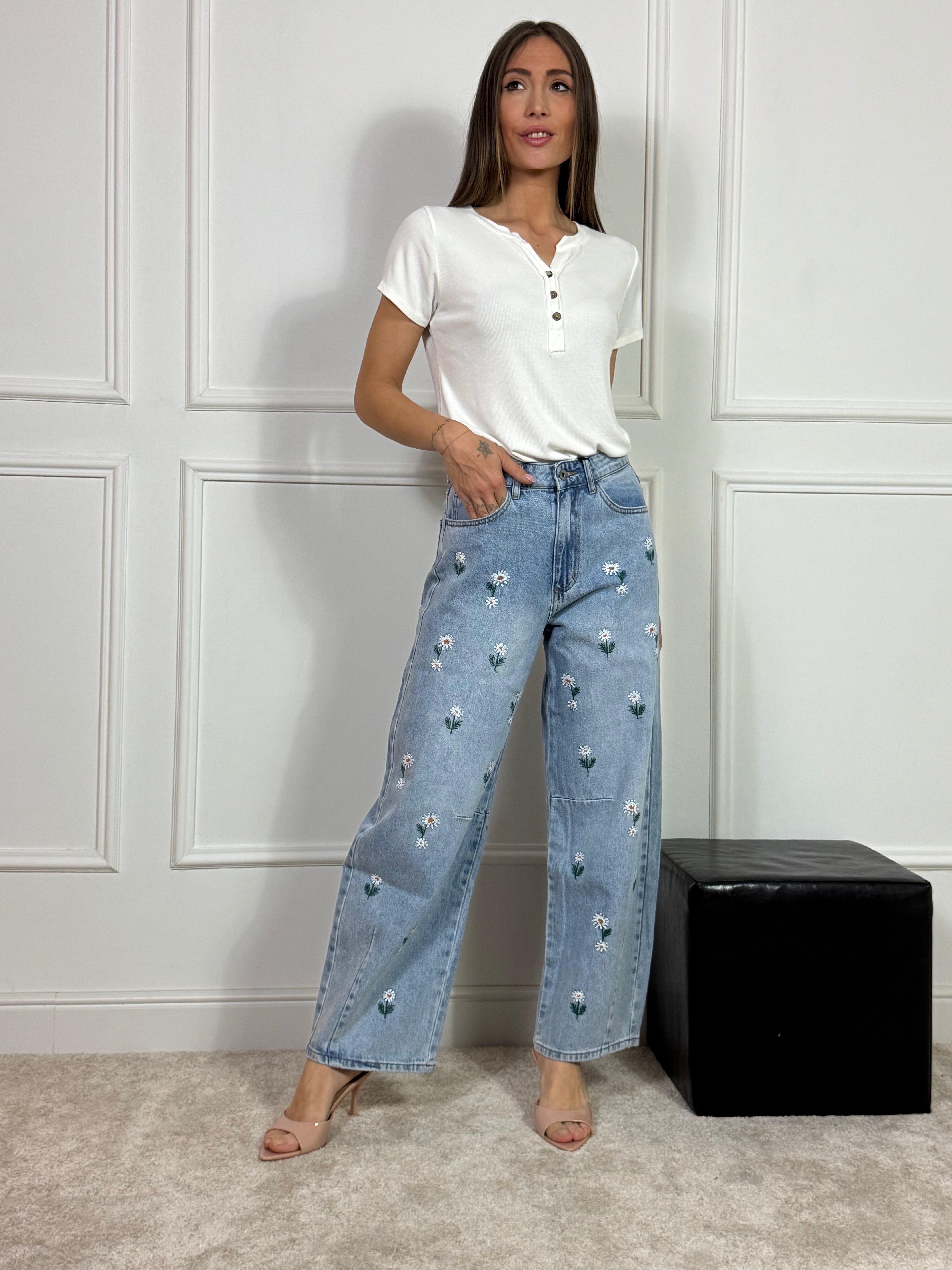 Jeans Victoria ILMH con applicazioni margherite sul davanti