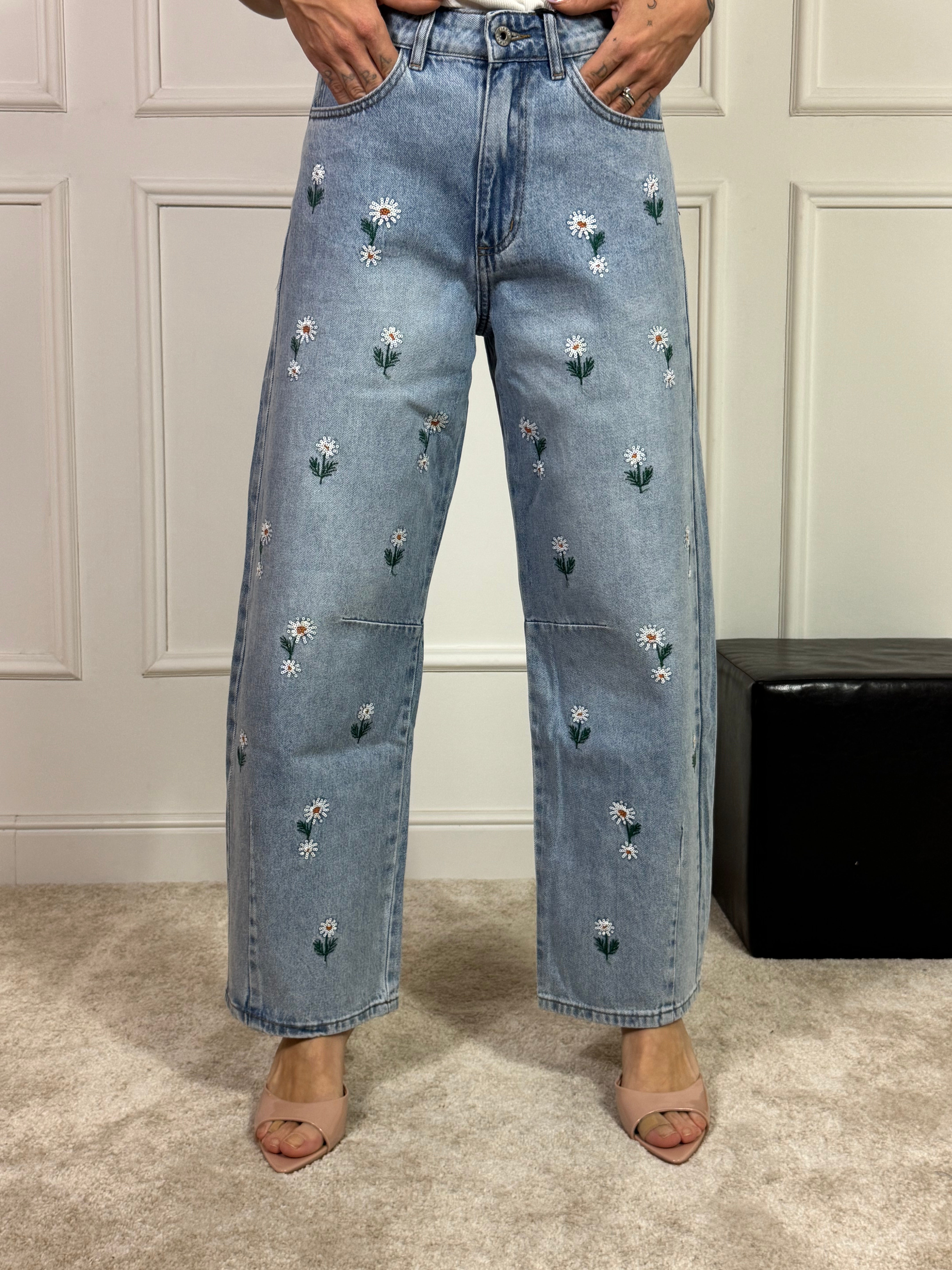 Jeans Victoria ILMH con applicazioni margherite sul davanti