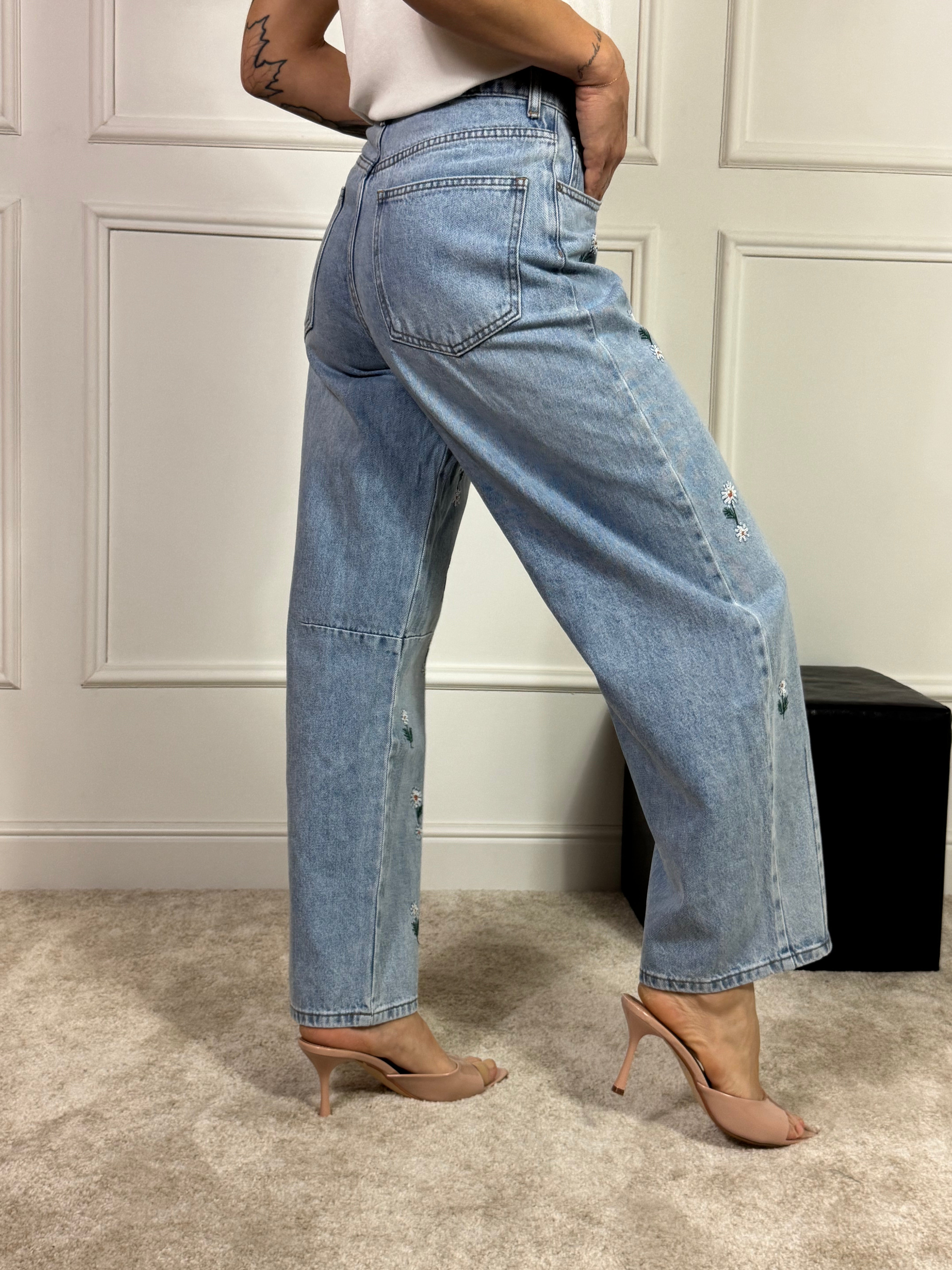 Jeans Victoria ILMH con applicazioni margherite sul davanti