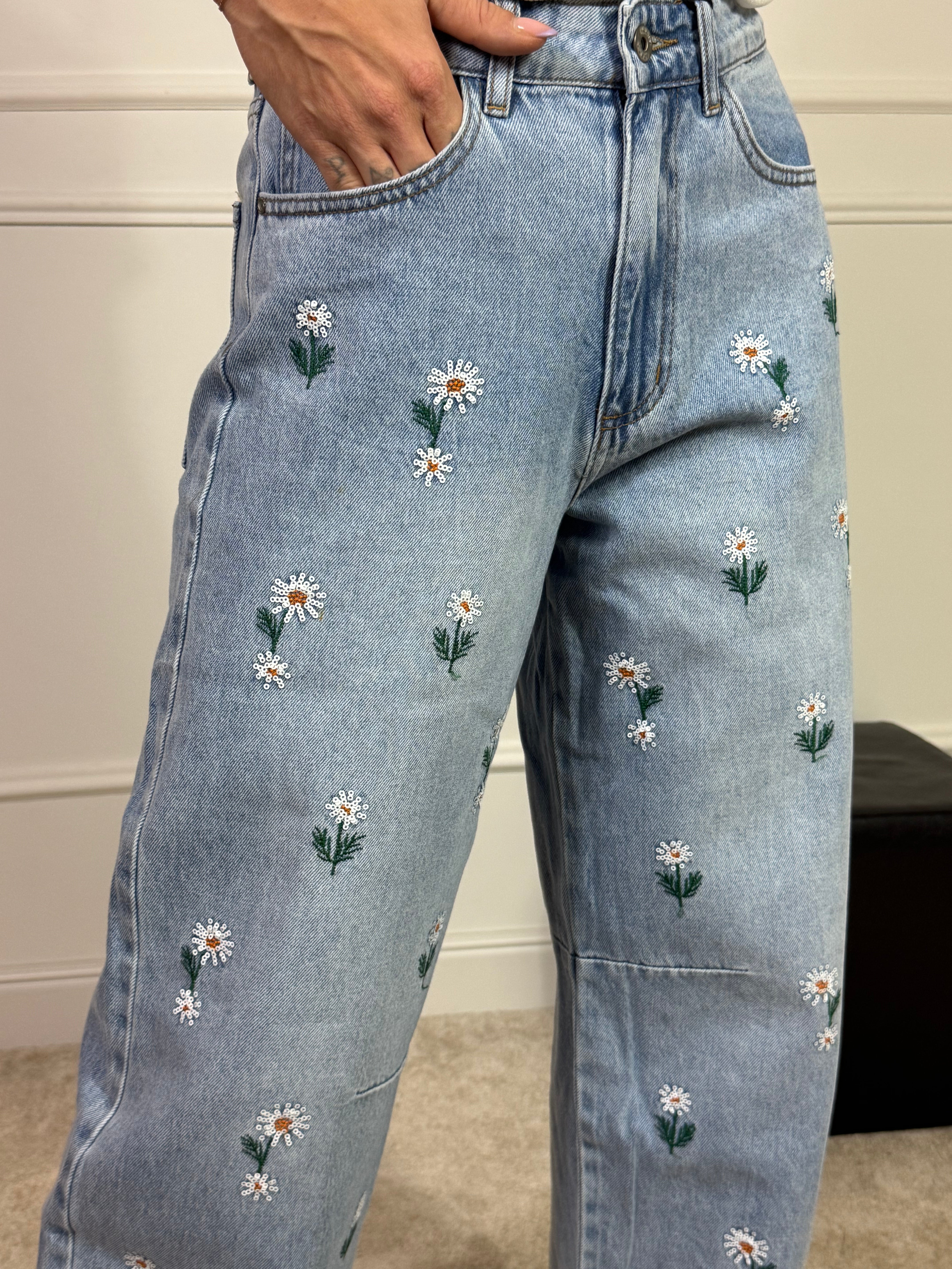 Jeans Victoria ILMH con applicazioni margherite sul davanti