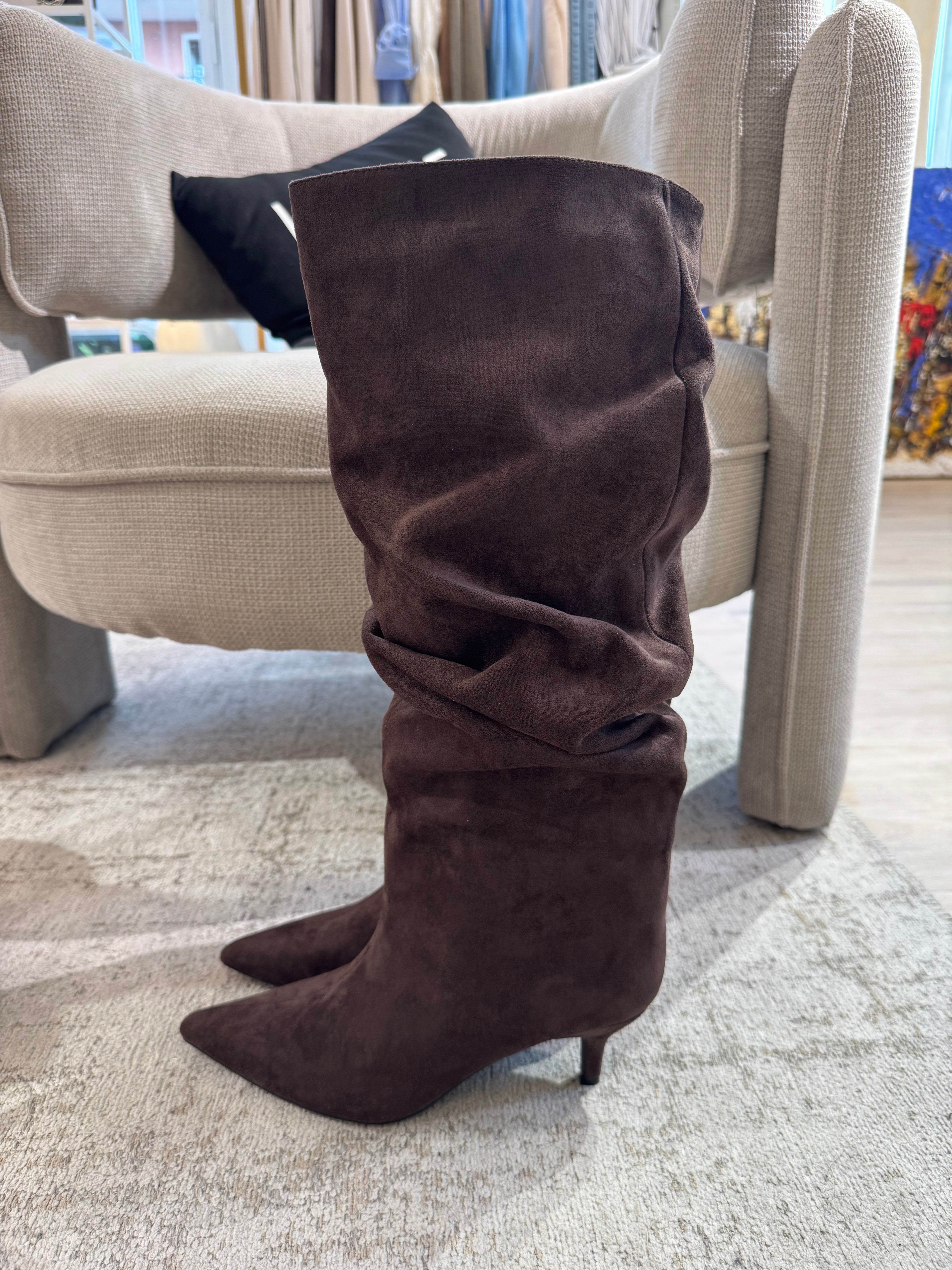 Stivale alto scamosciato pointy-toe con gambale morbido