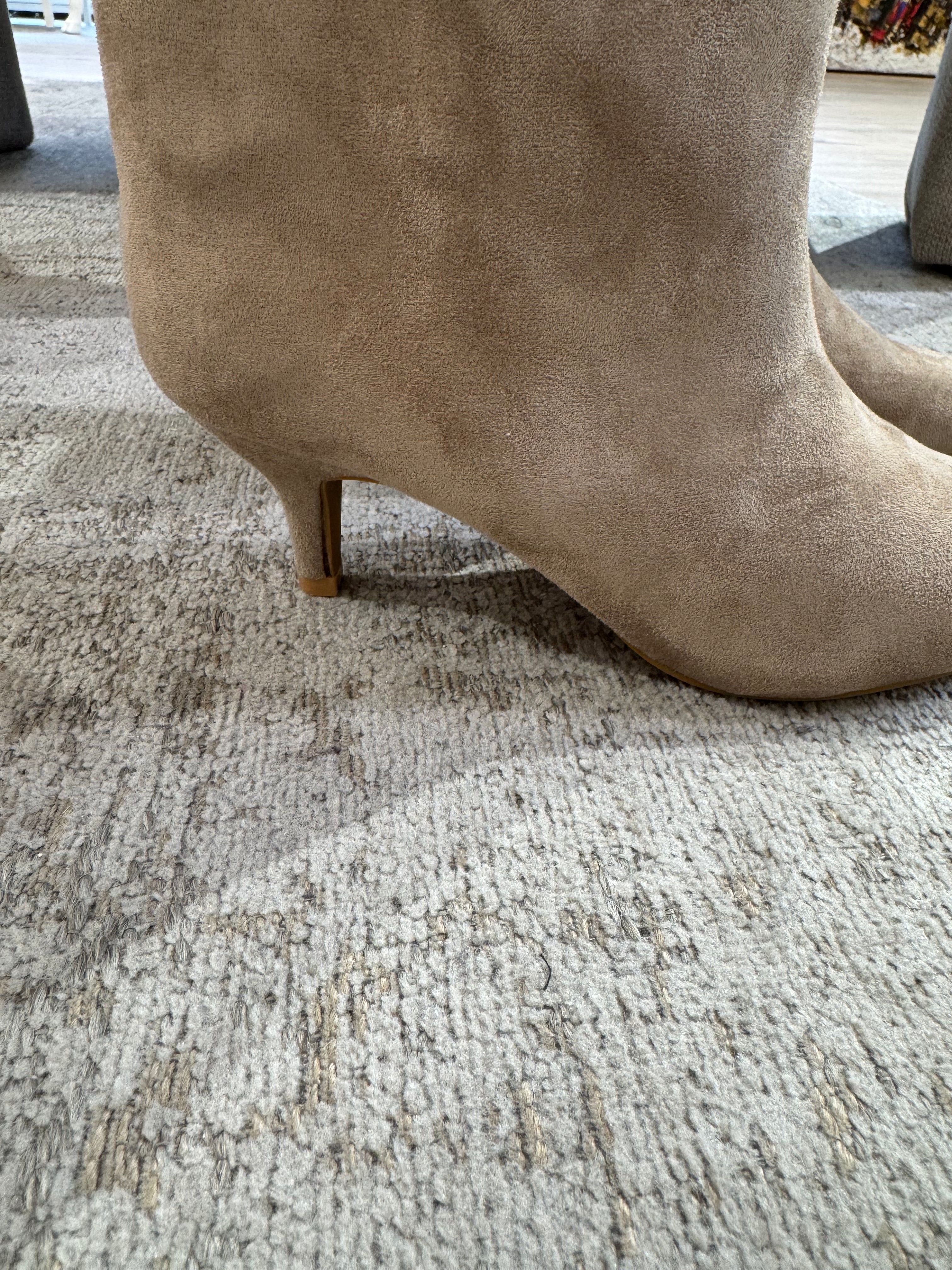 Stivale alto scamosciato pointy-toe con gambale morbido