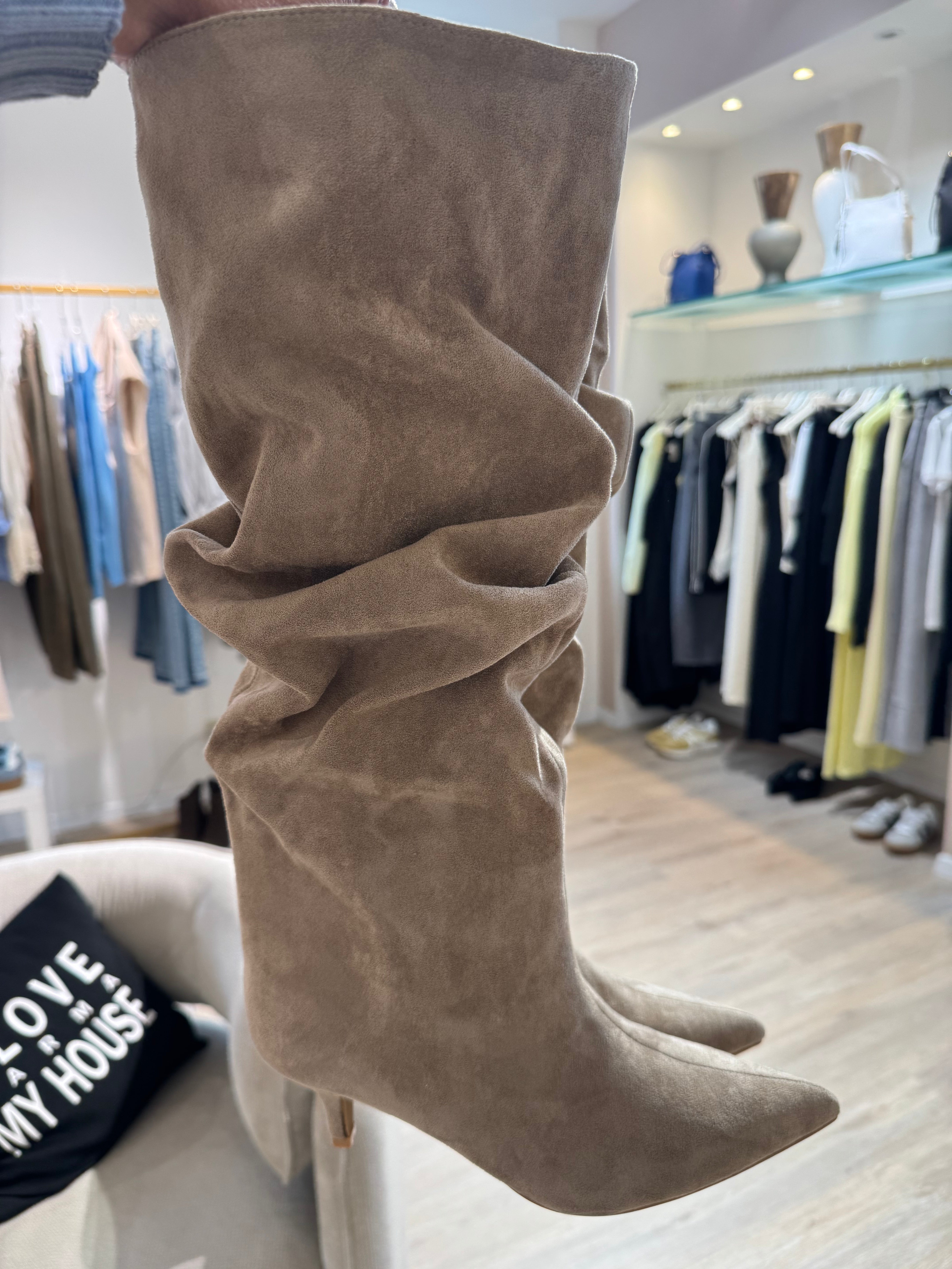 Stivale alto scamosciato pointy-toe con gambale morbido