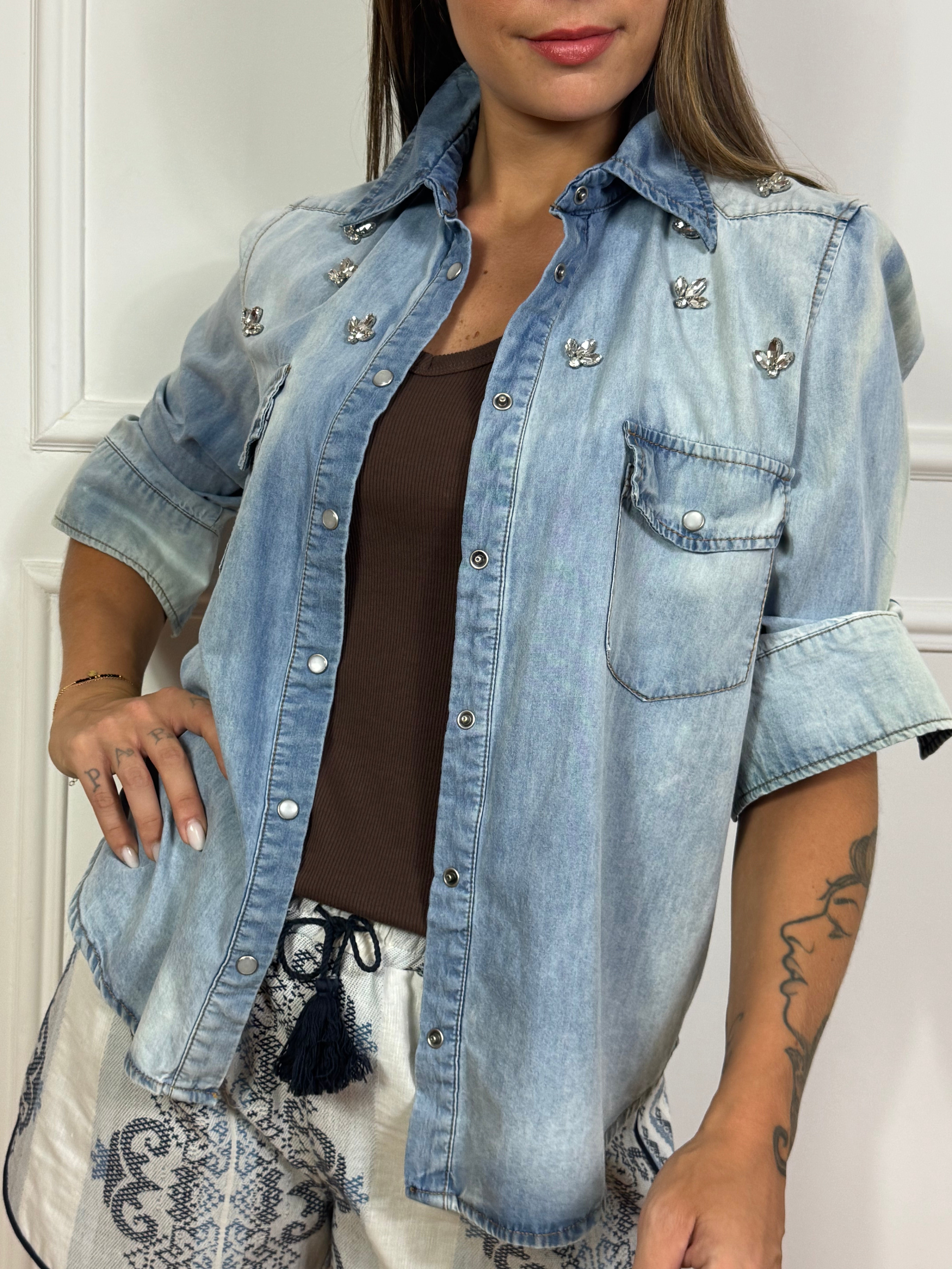 Camicia in jeans leggero Tensione In con applicazioni gioiello DENIM CHIARO DELAVE'